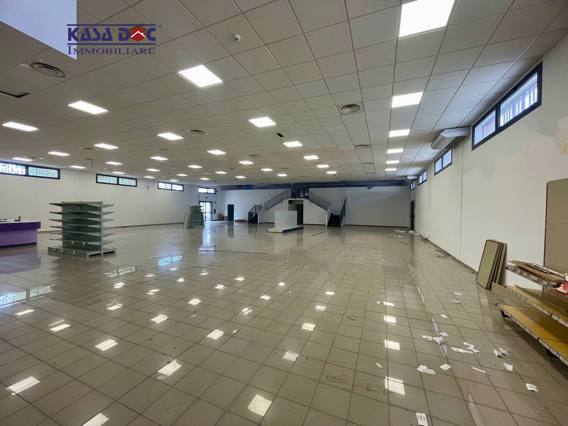 Locale Commerciale in affitto a Catanzaro, Via Lucrezia Della Valle