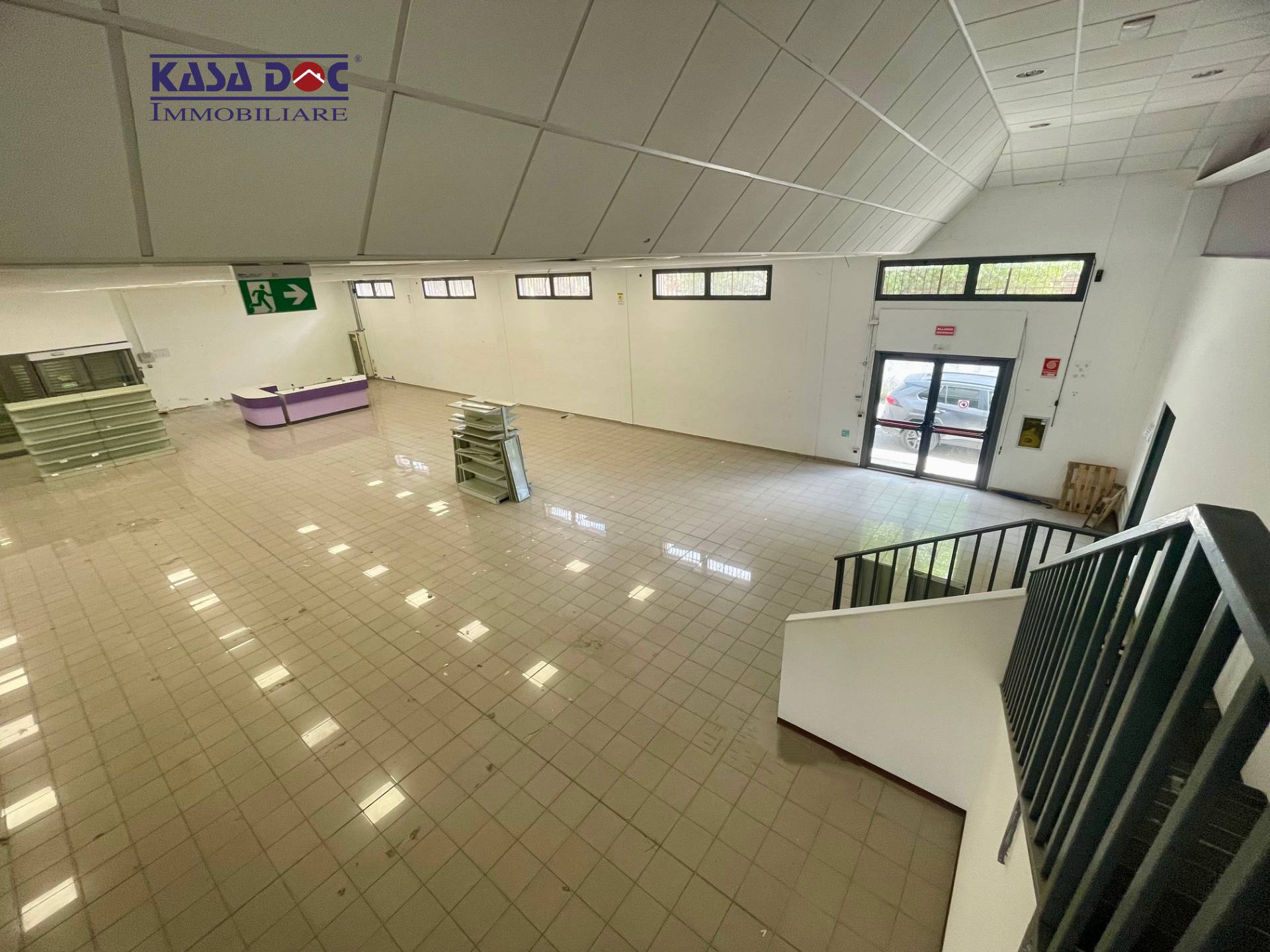 Locale Commerciale in affitto a Catanzaro, Via Lucrezia Della Valle