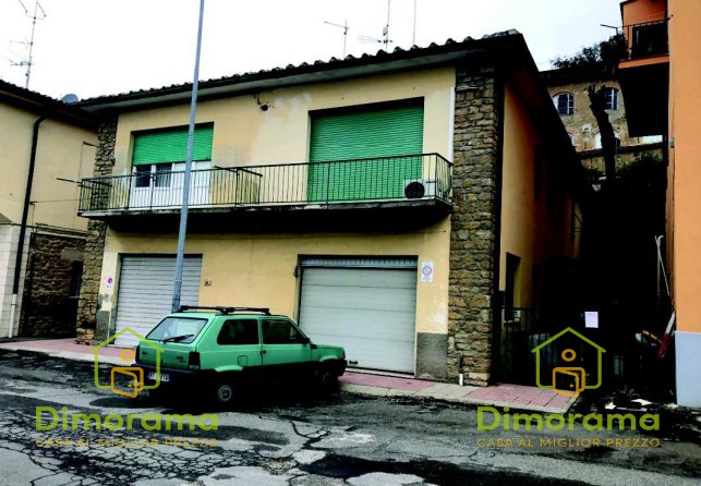 Appartamento con terrazzo in via battisti n. 18 e 22, Volterra