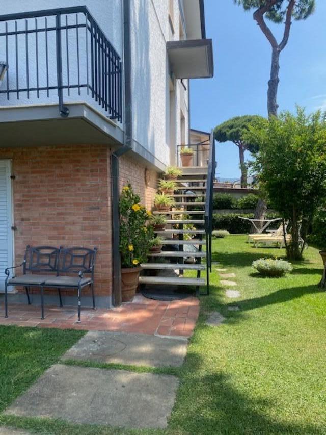 Villa Bifamiliare con giardino, Camaiore lido di