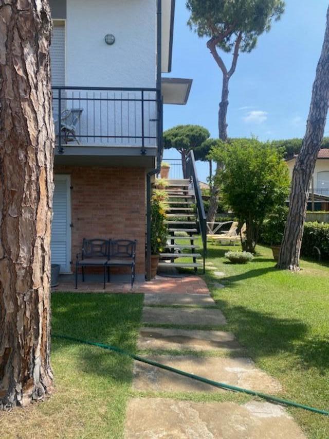 Villa Bifamiliare con giardino, Camaiore lido di