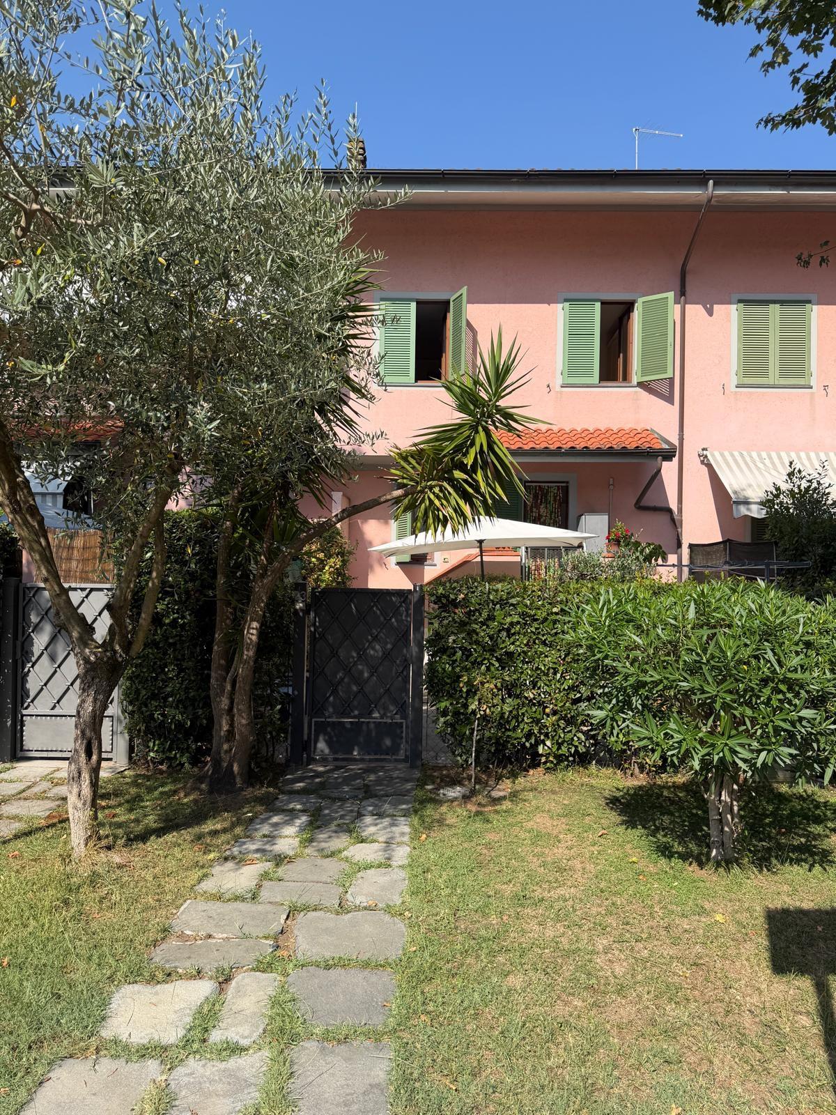 Villa con giardino, Forte dei Marmi vittoria apuana