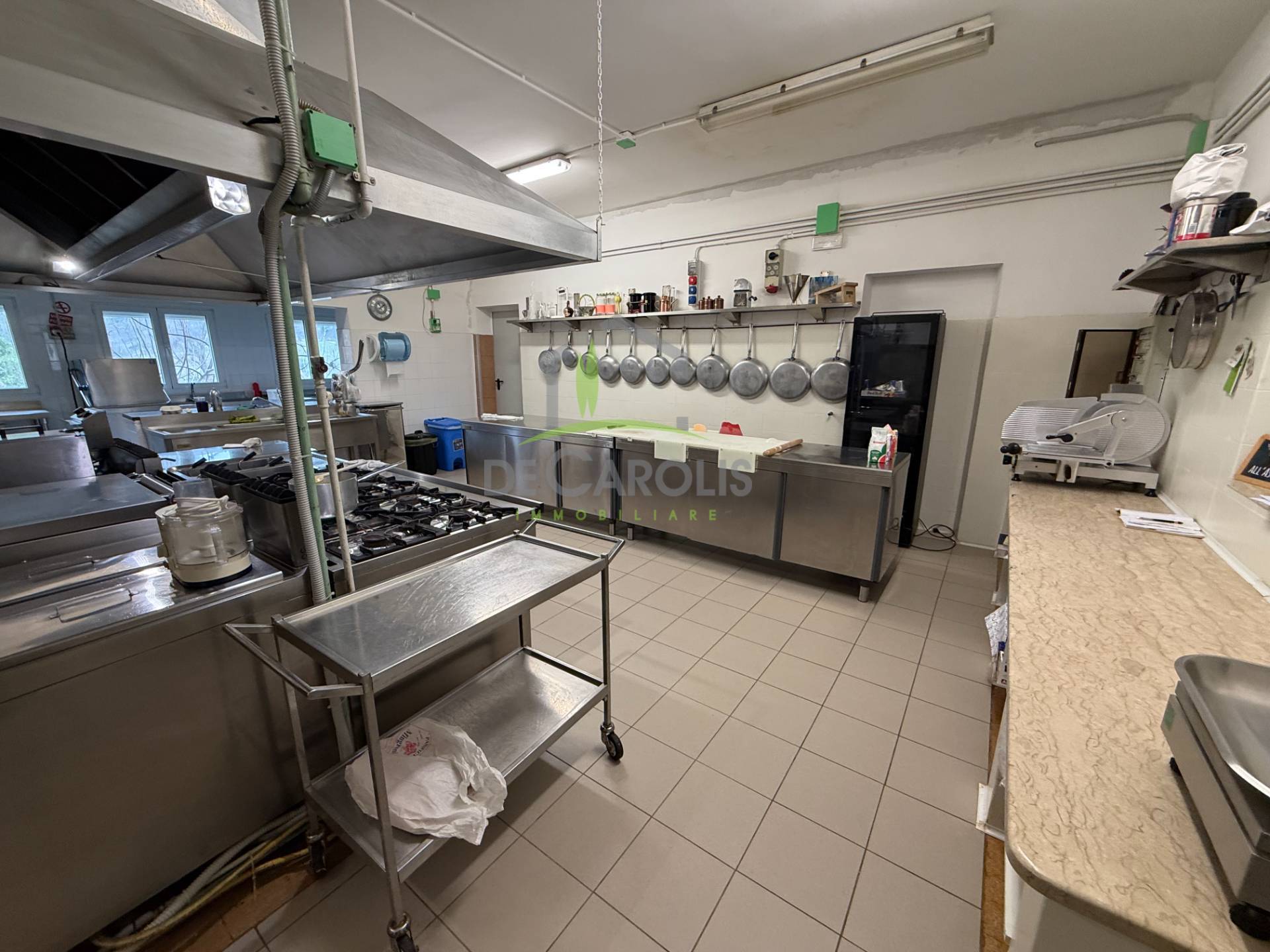 Locale commerciale in vendita a Ascoli Piceno, Mozzano