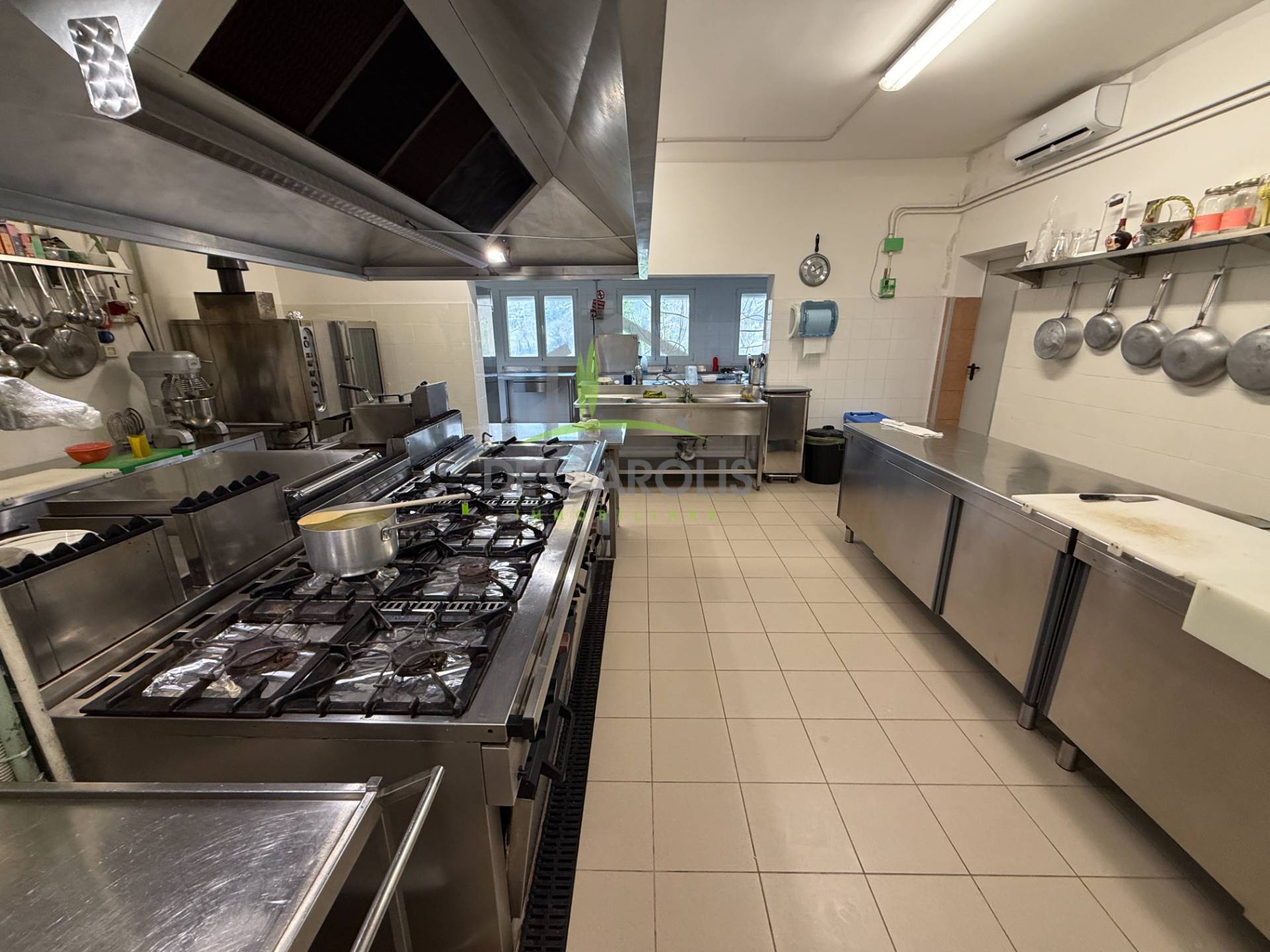 Locale commerciale in vendita a Ascoli Piceno, Mozzano