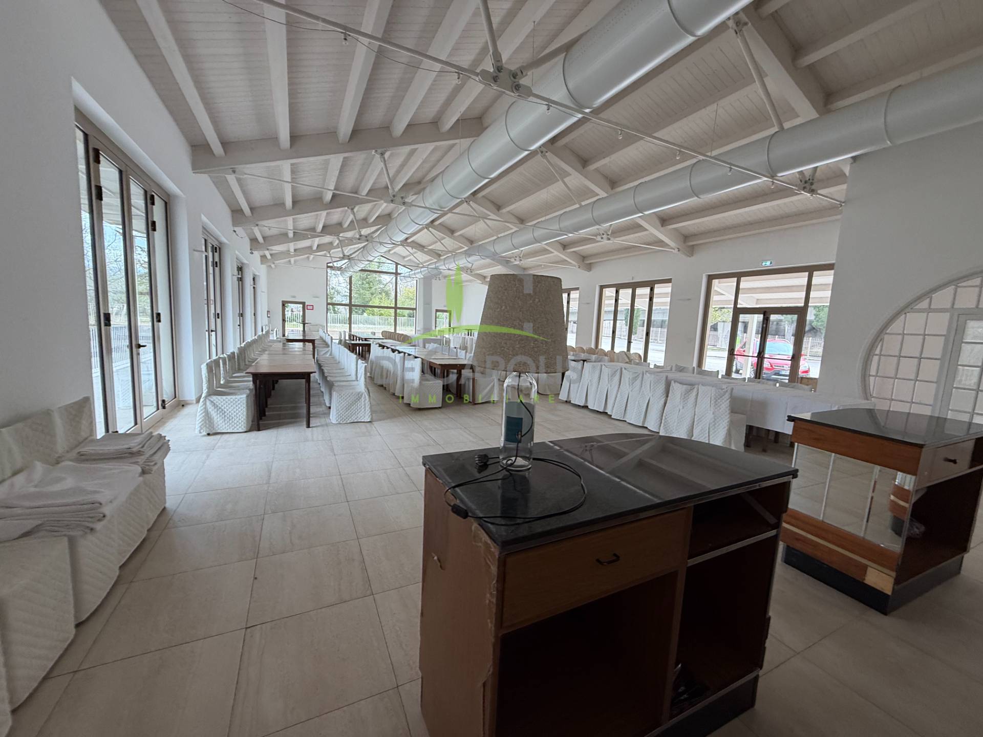 Locale commerciale in affitto a Ascoli Piceno, Mozzano