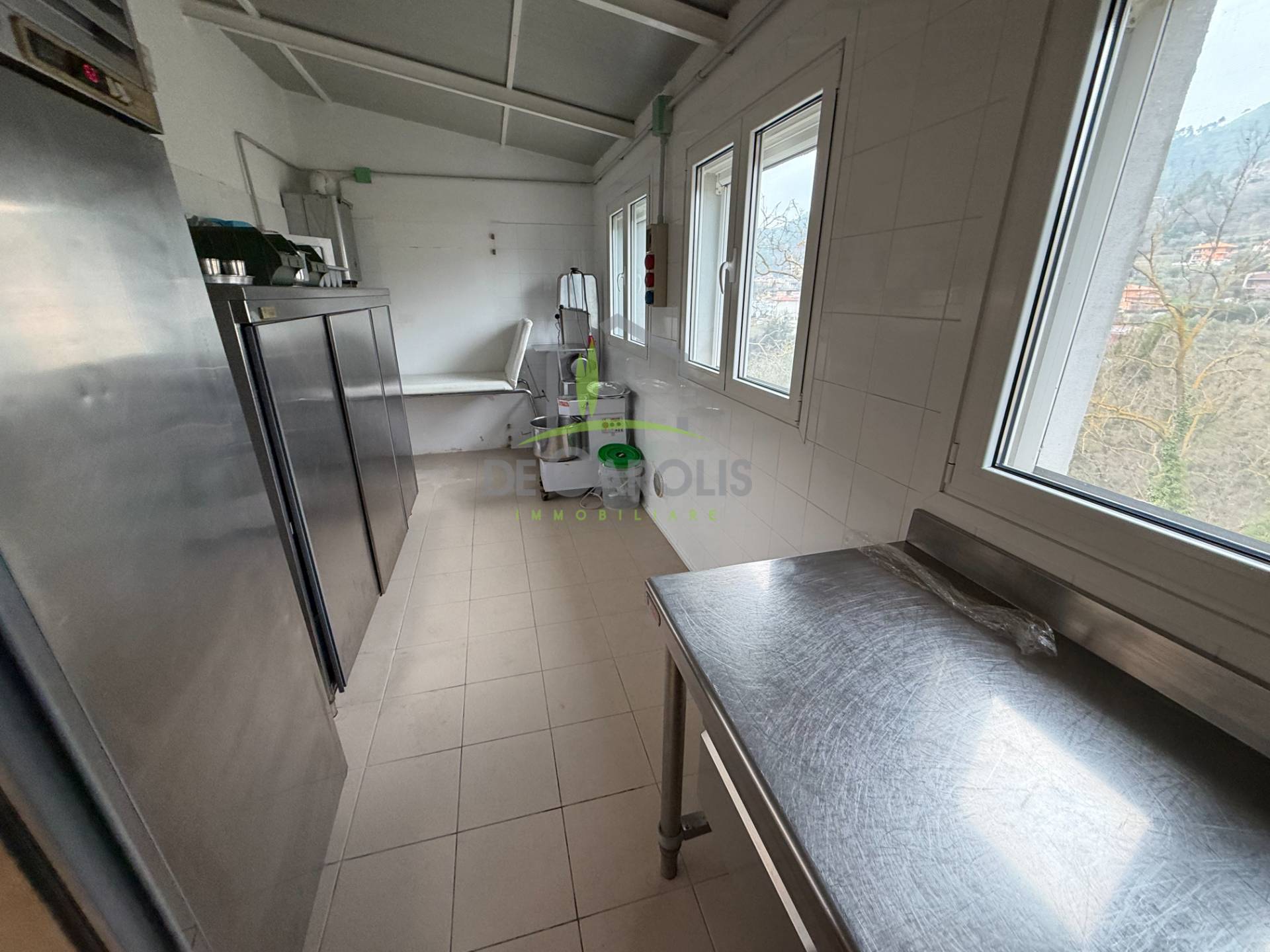 Locale commerciale in affitto a Ascoli Piceno, Mozzano