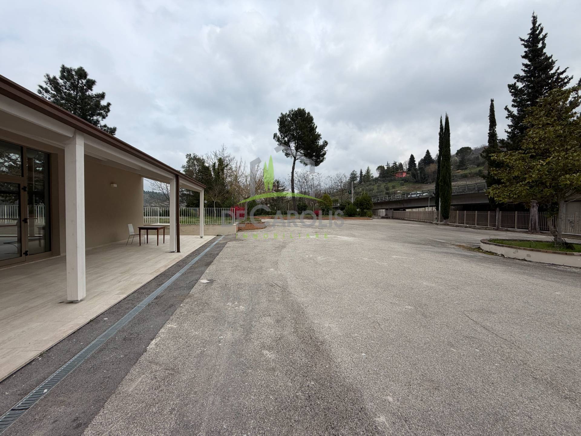 Locale commerciale in affitto a Ascoli Piceno, Mozzano