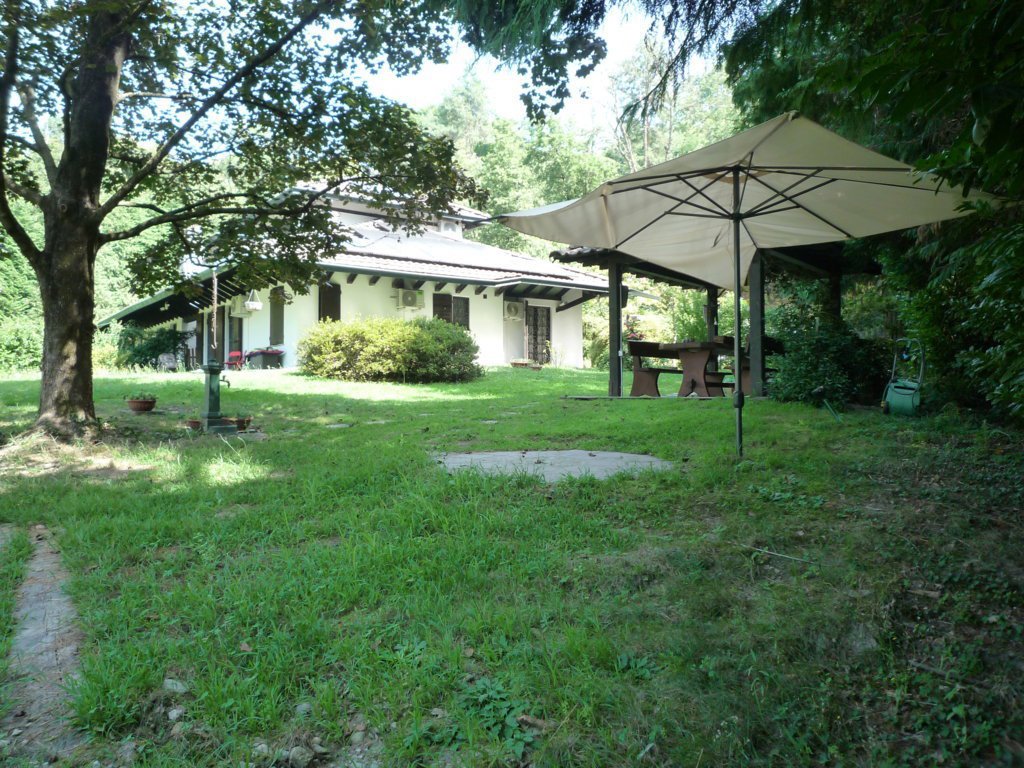 Villa Bifamiliare con giardino a Sesto Calende
