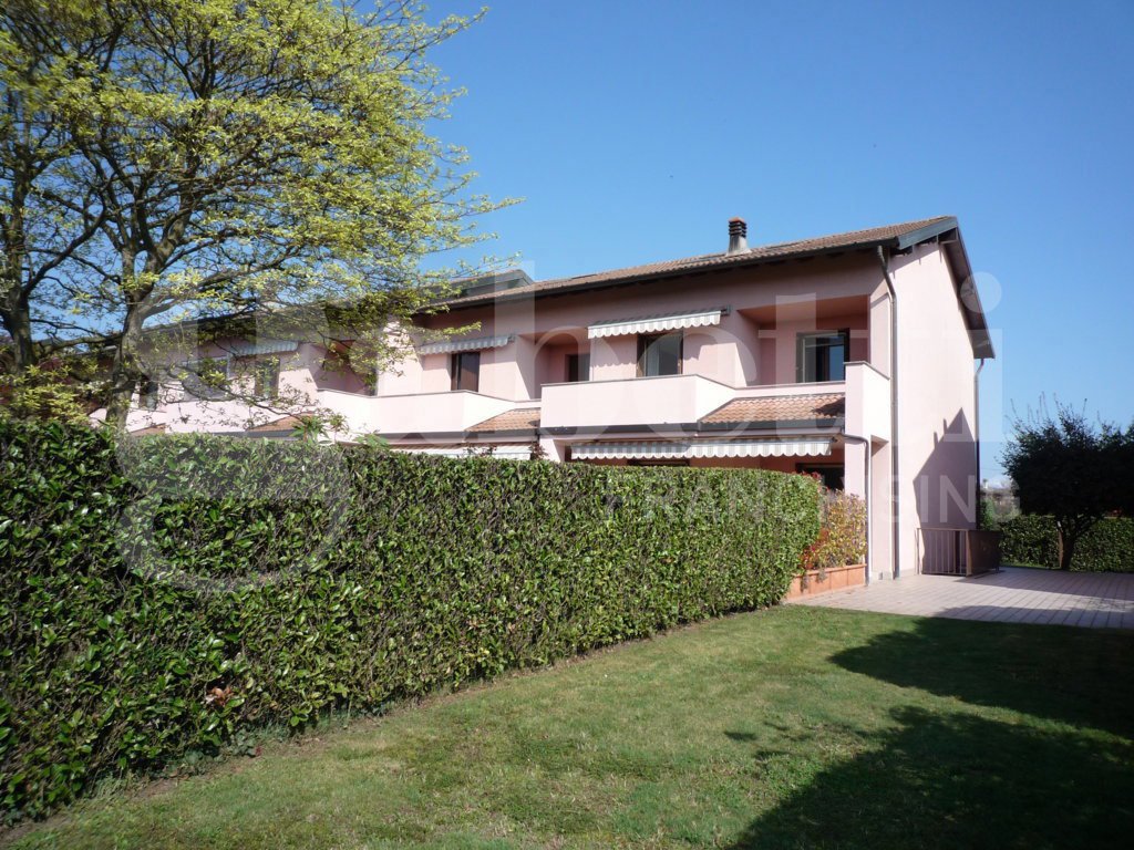 Villa con giardino a Angera