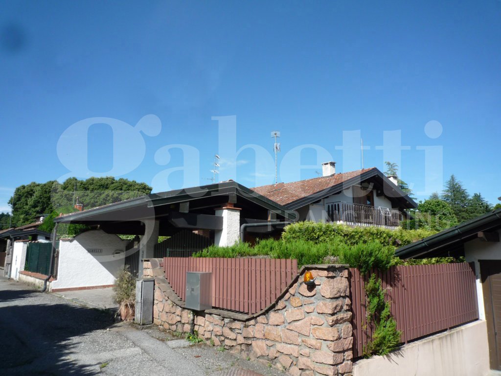 Villa Bifamiliare con giardino a Ispra