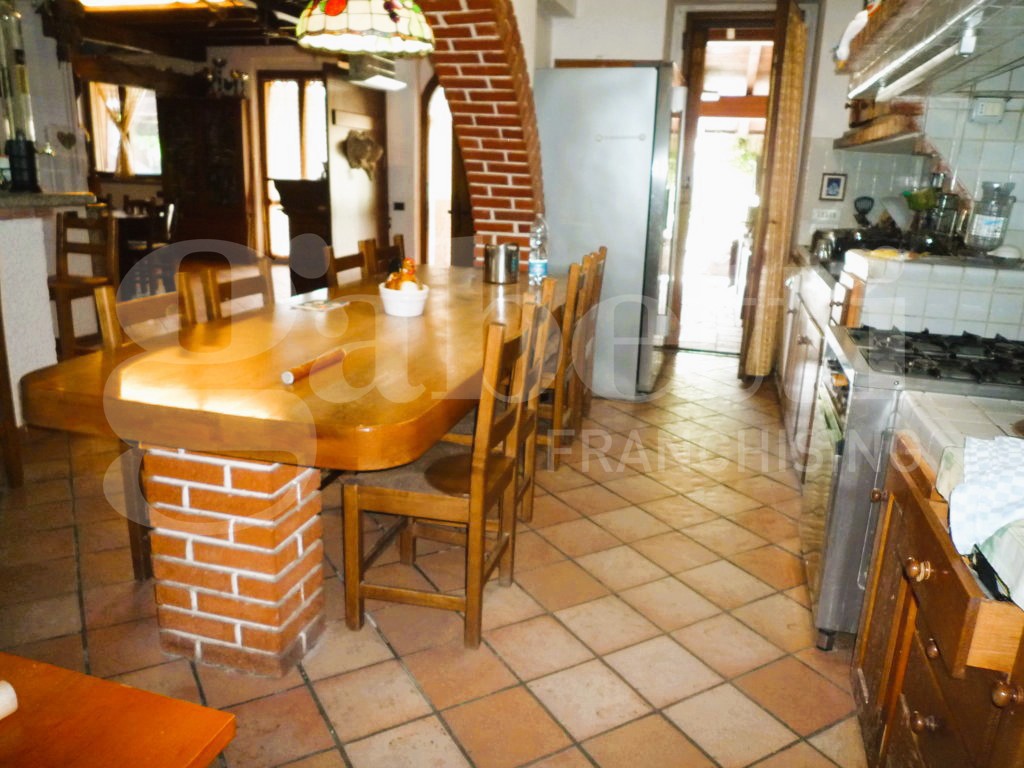 Villa Bifamiliare con giardino a Ispra