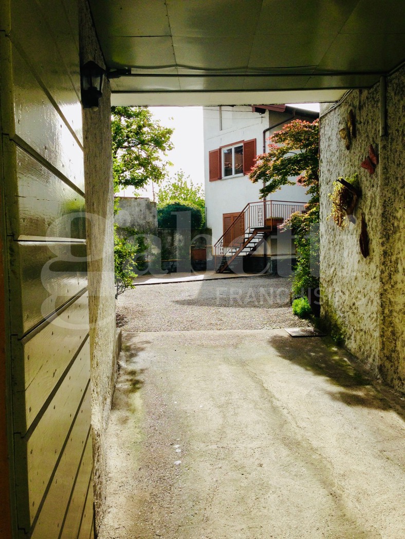 Casa indipendente in vendita a Angera