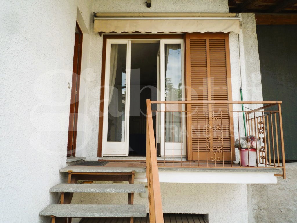 Casa indipendente in vendita a Angera