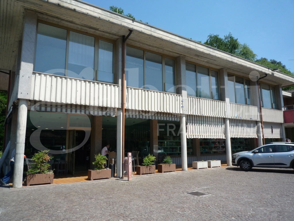 Stabile/Palazzo in vendita a Cadrezzate con Osmate