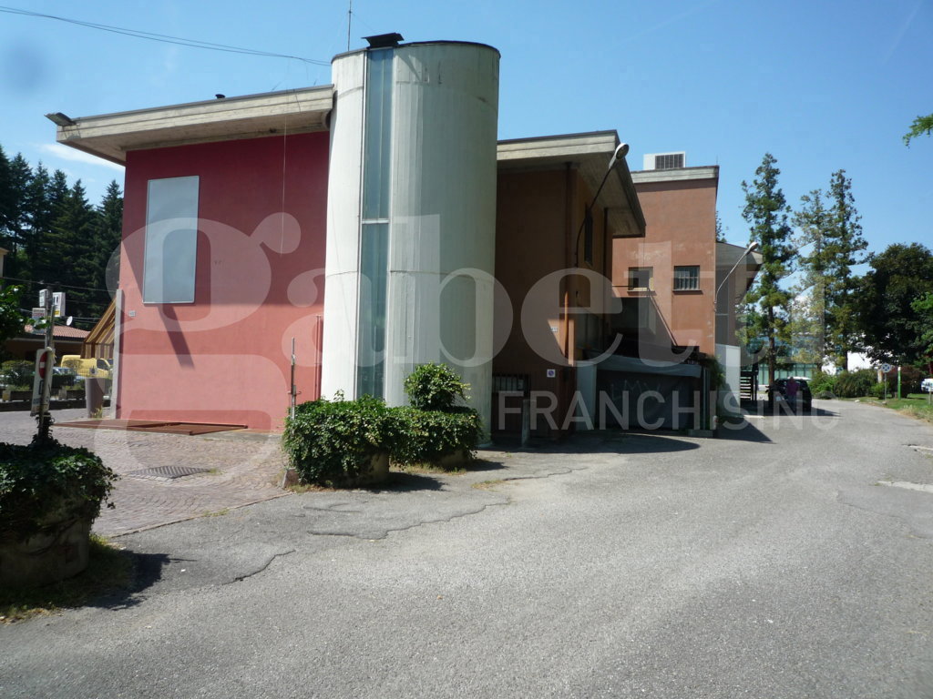 Stabile/Palazzo in vendita a Cadrezzate con Osmate