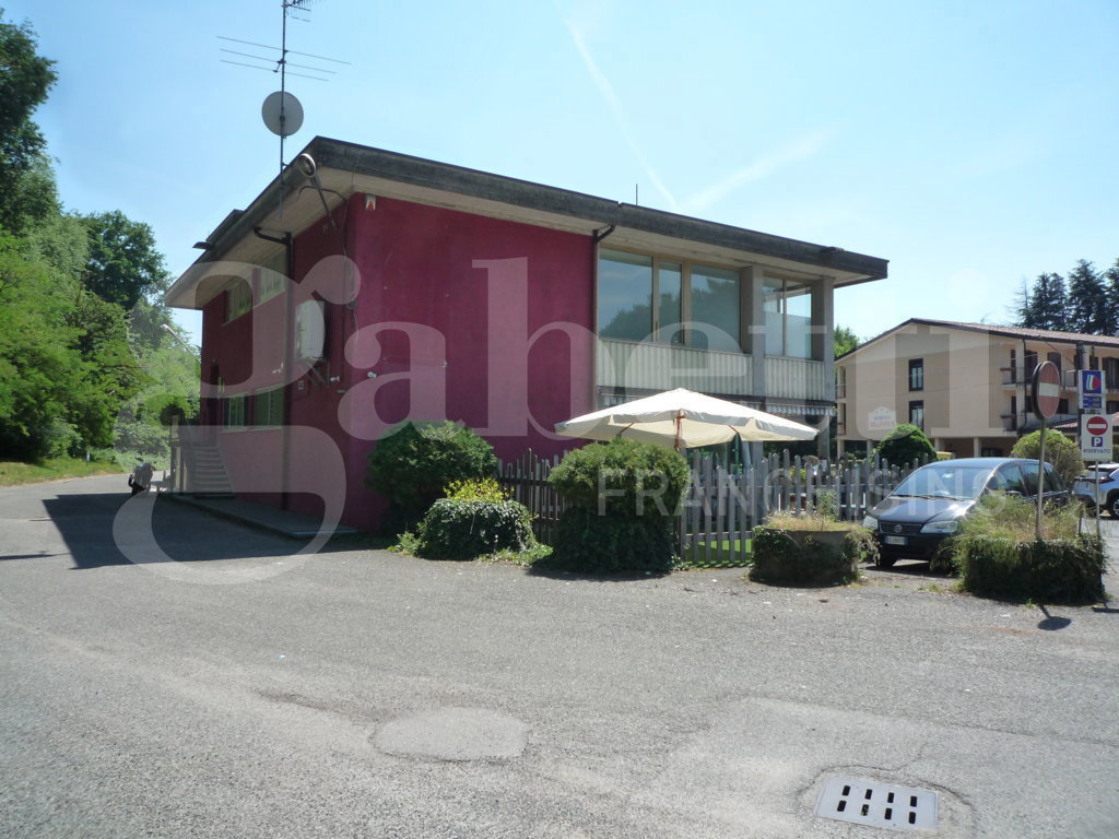 Stabile/Palazzo in vendita a Cadrezzate con Osmate