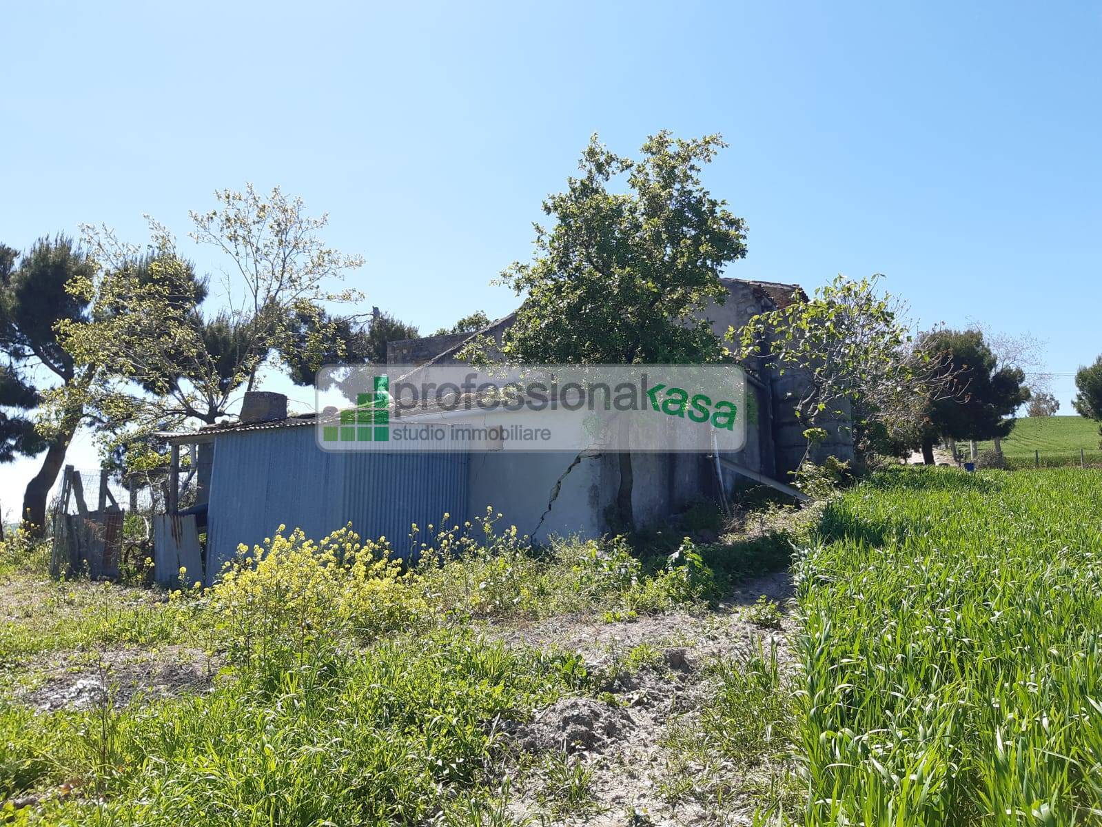 Casa con terreno in vendita a Montenero di Bisaccia