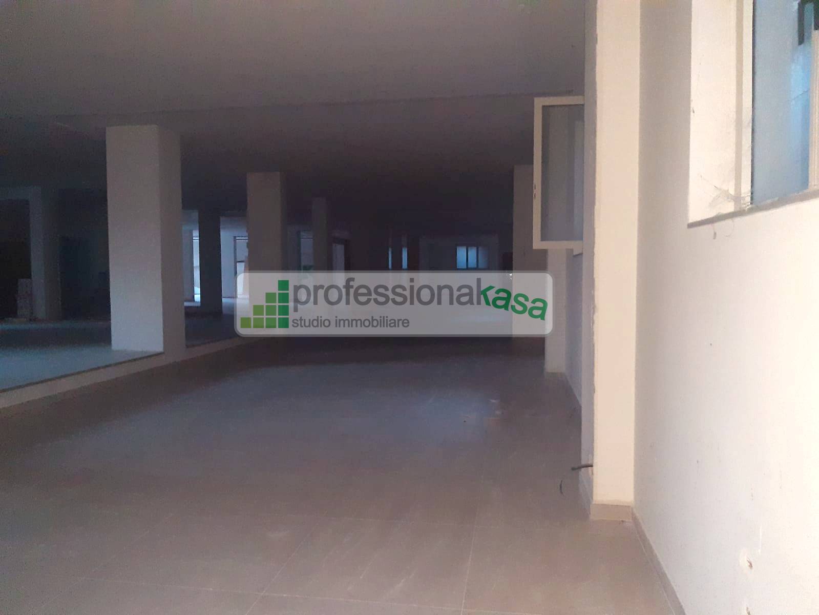 Locale commerciale in vendita a Vasto, 4 Centrale Commerciale