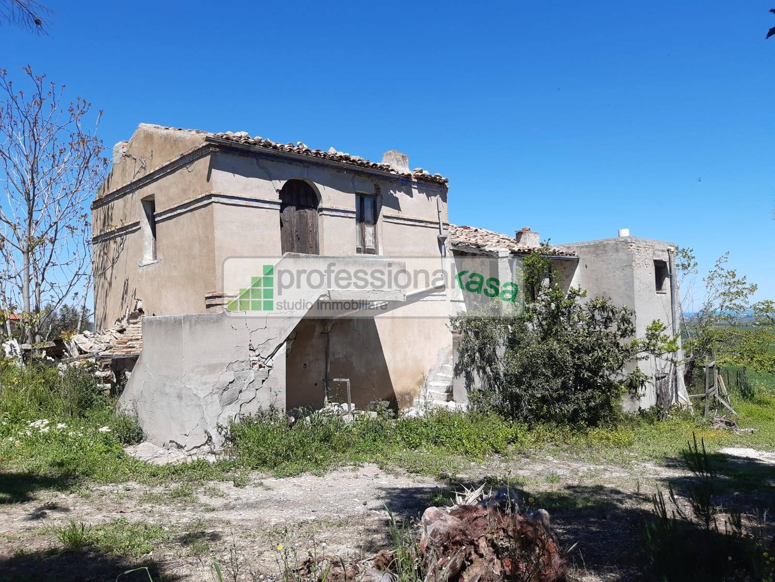 Casa con terreno in vendita a Montenero di Bisaccia