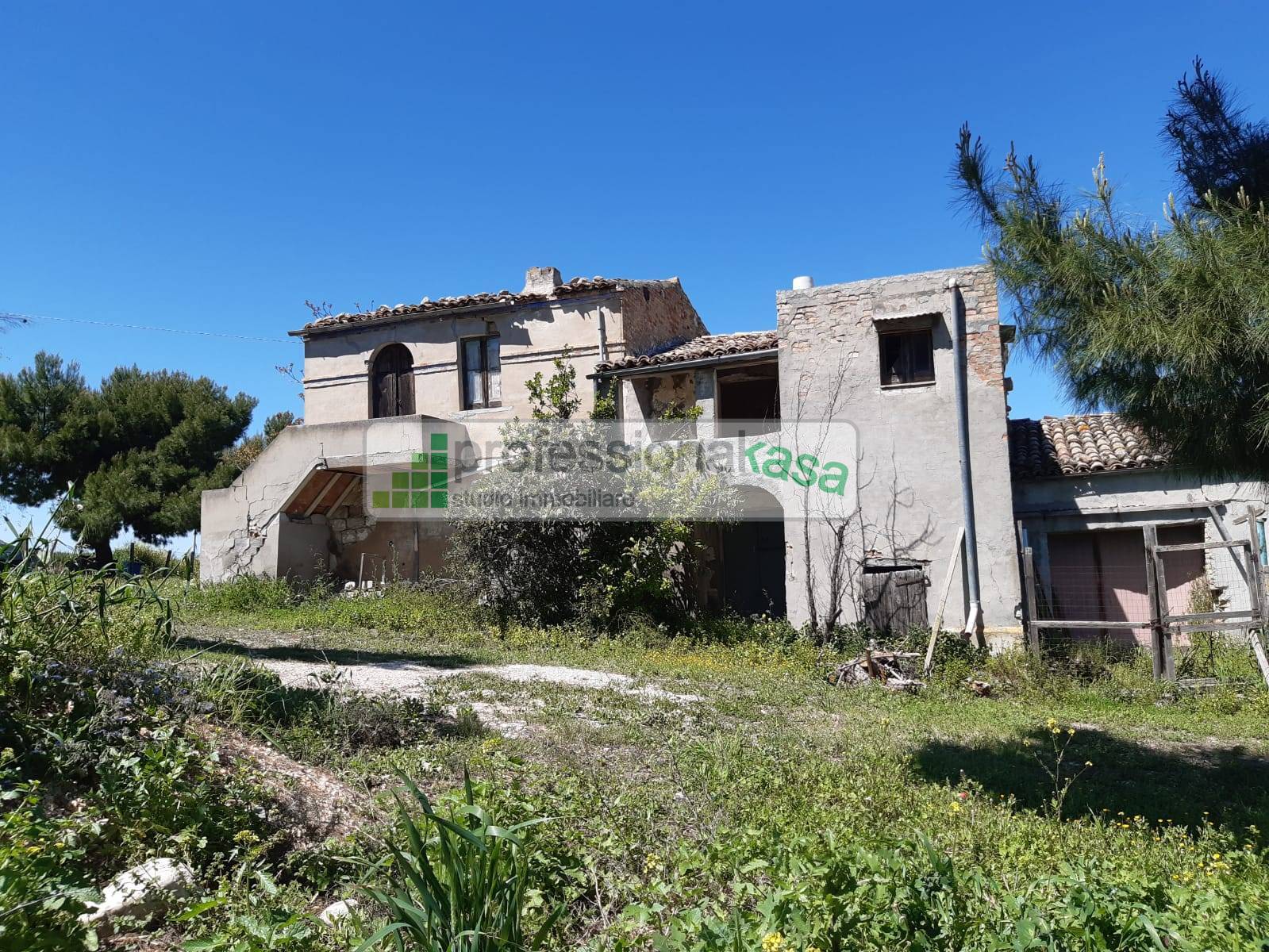 Casa con terreno in vendita a Montenero di Bisaccia