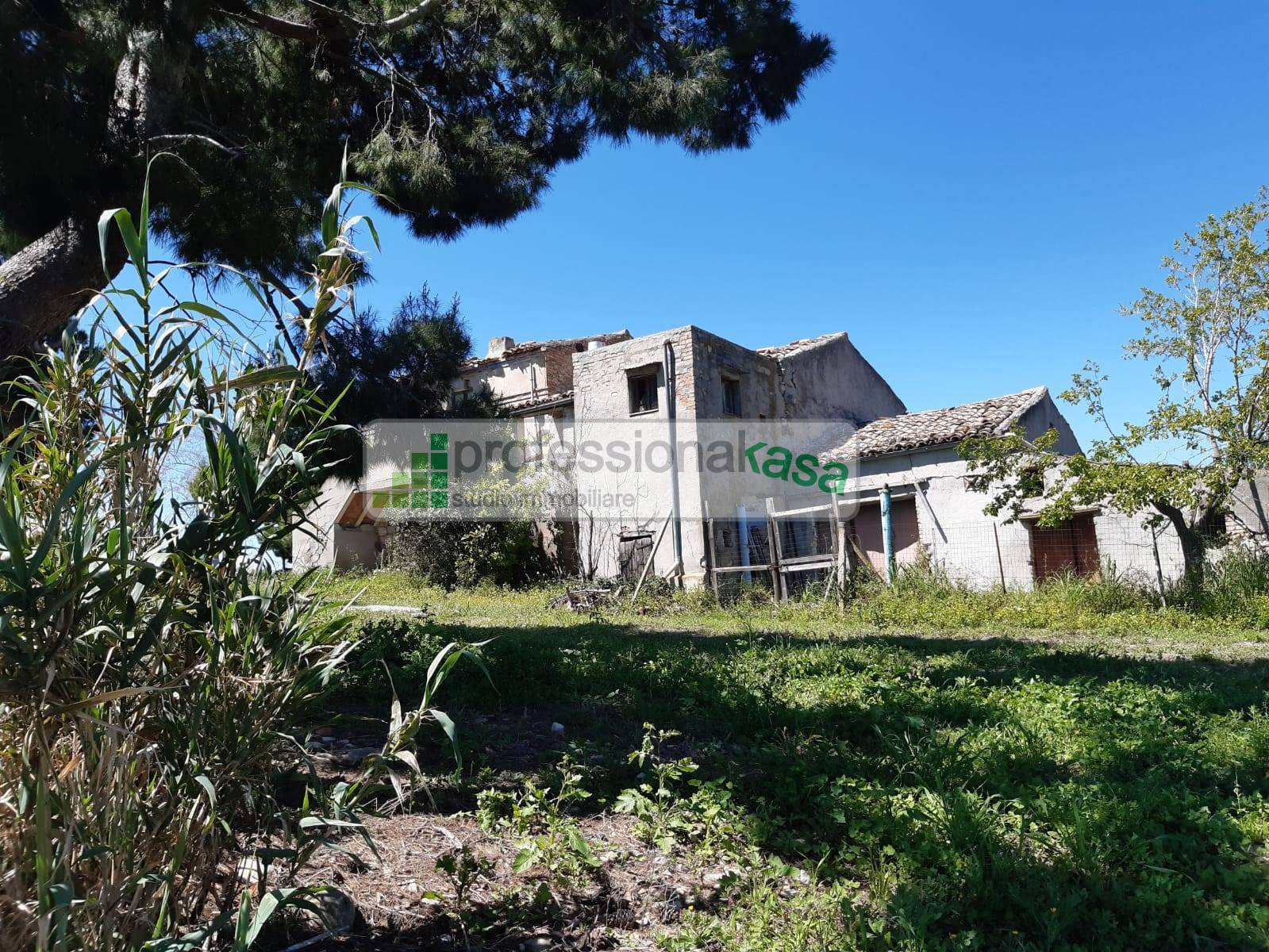 Casa con terreno in vendita a Montenero di Bisaccia