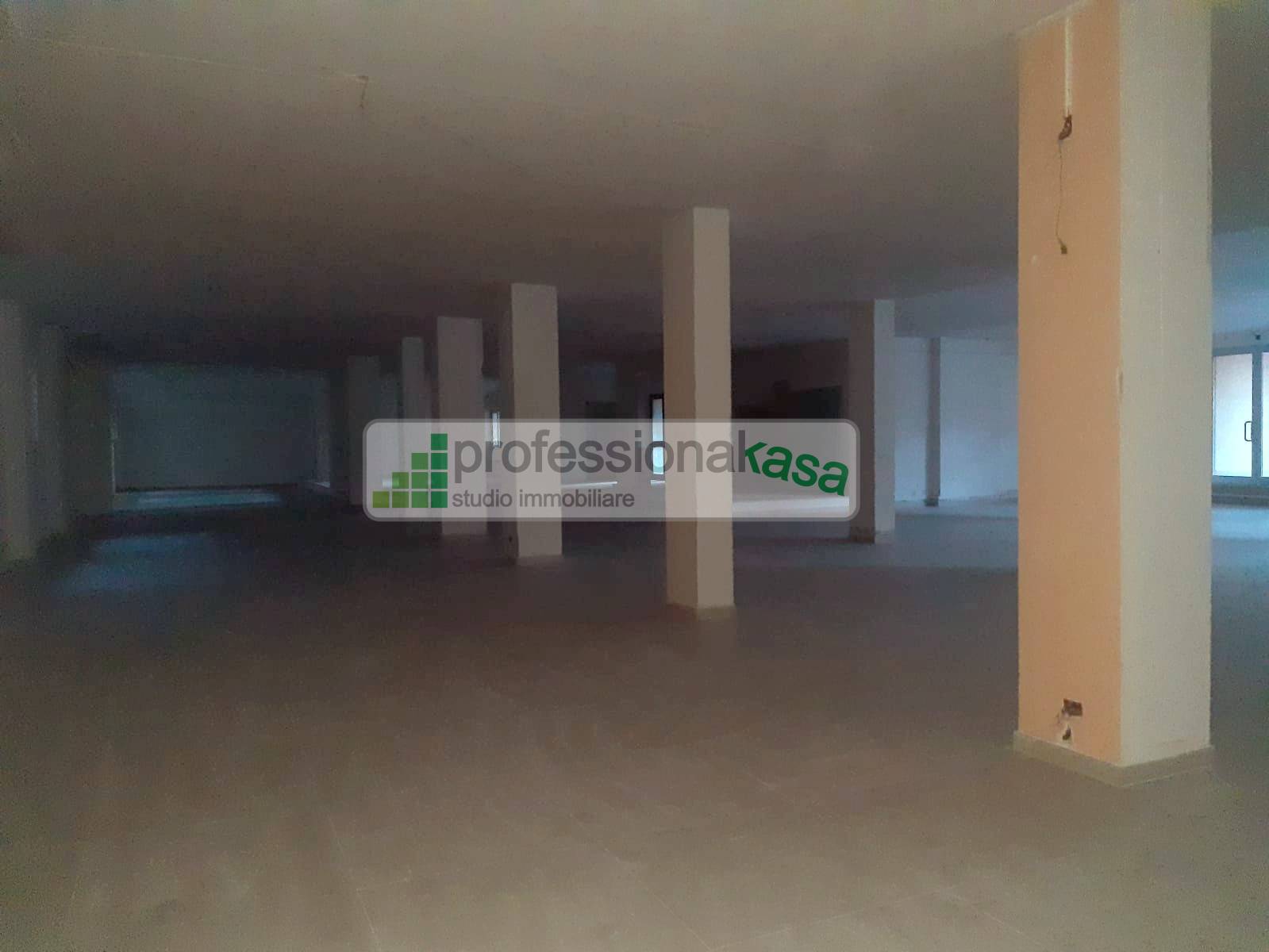 Locale commerciale in vendita a Vasto, 4 Centrale Commerciale