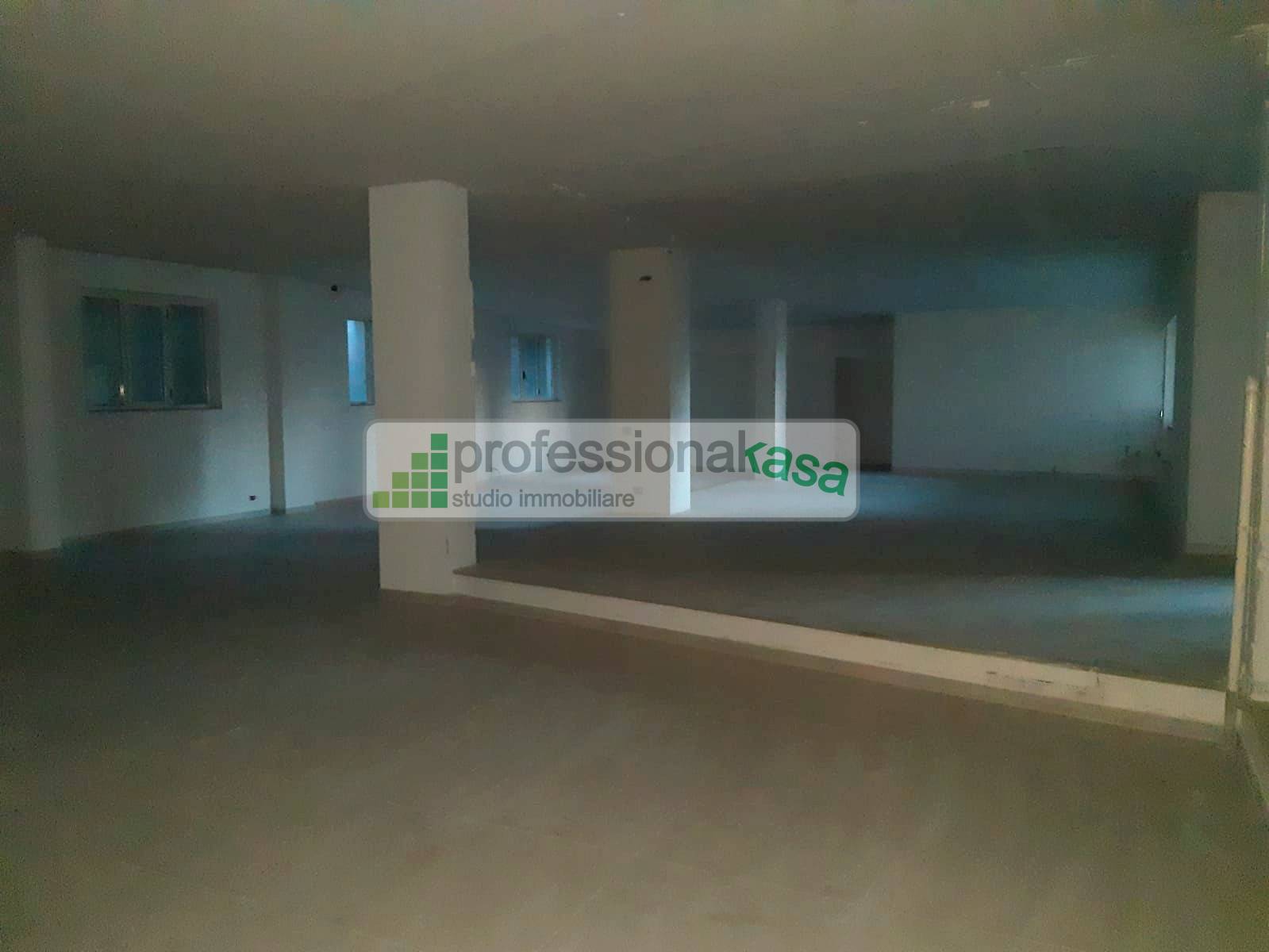 Locale commerciale in vendita a Vasto, 4 Centrale Commerciale