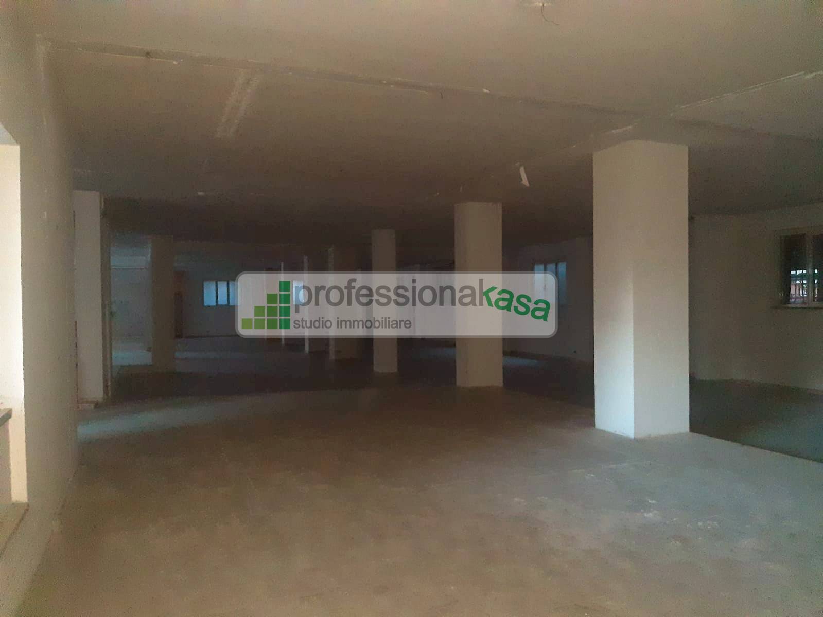 Locale commerciale in vendita a Vasto, 4 Centrale Commerciale