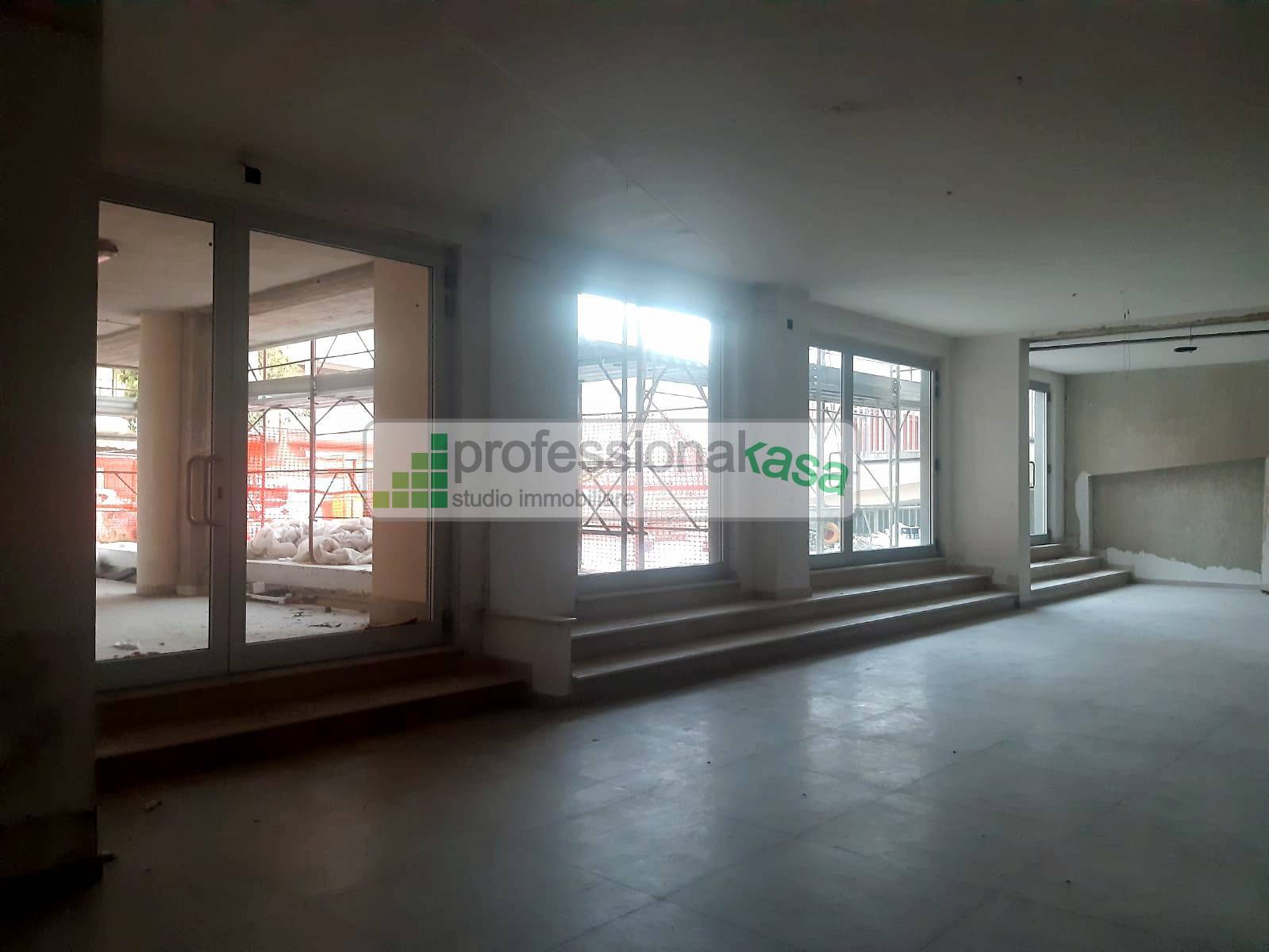 Locale commerciale in vendita a Vasto, 4 Centrale Commerciale