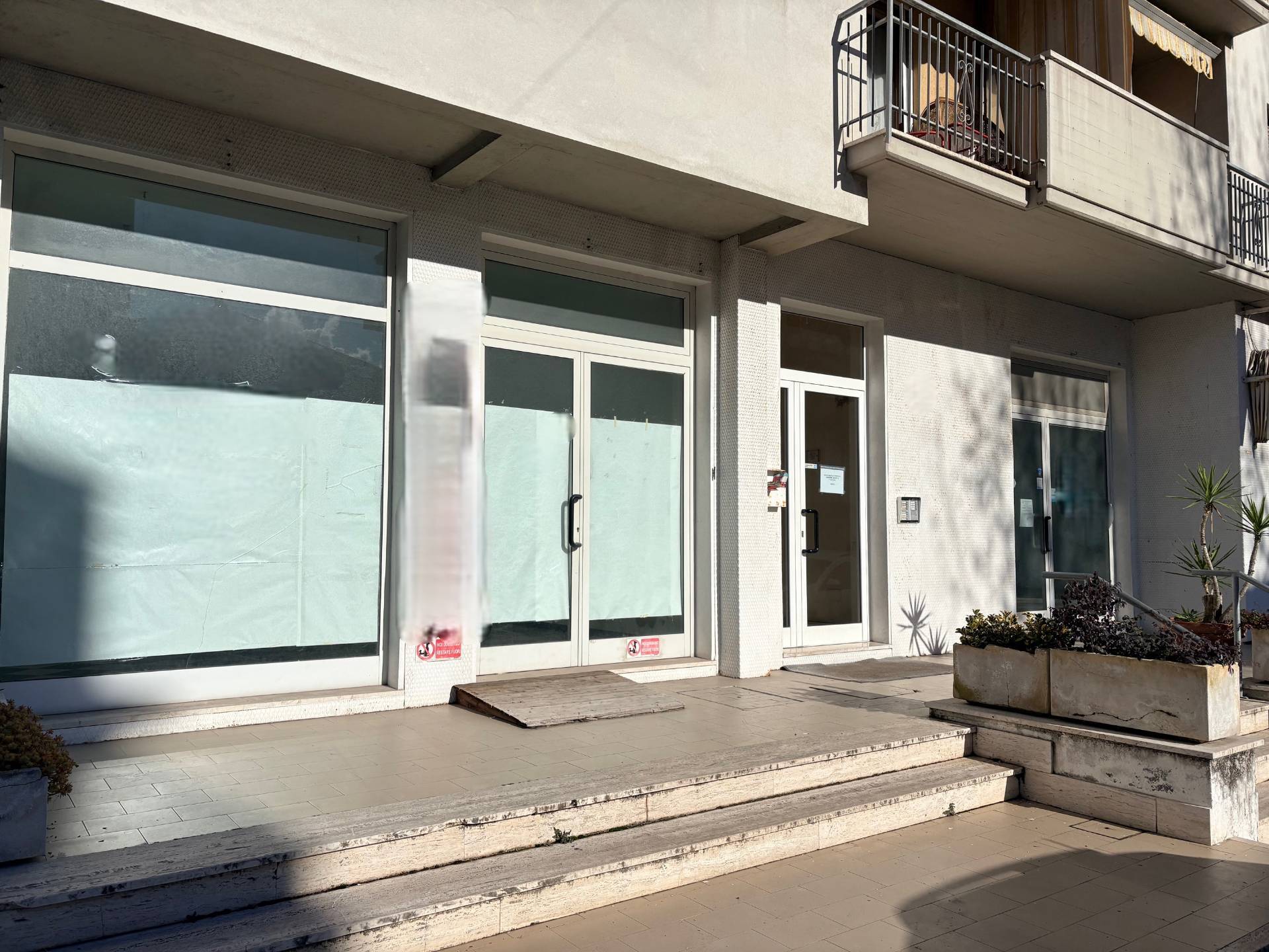 Locale commerciale in vendita a Montemarciano, Marina di Montemarciano