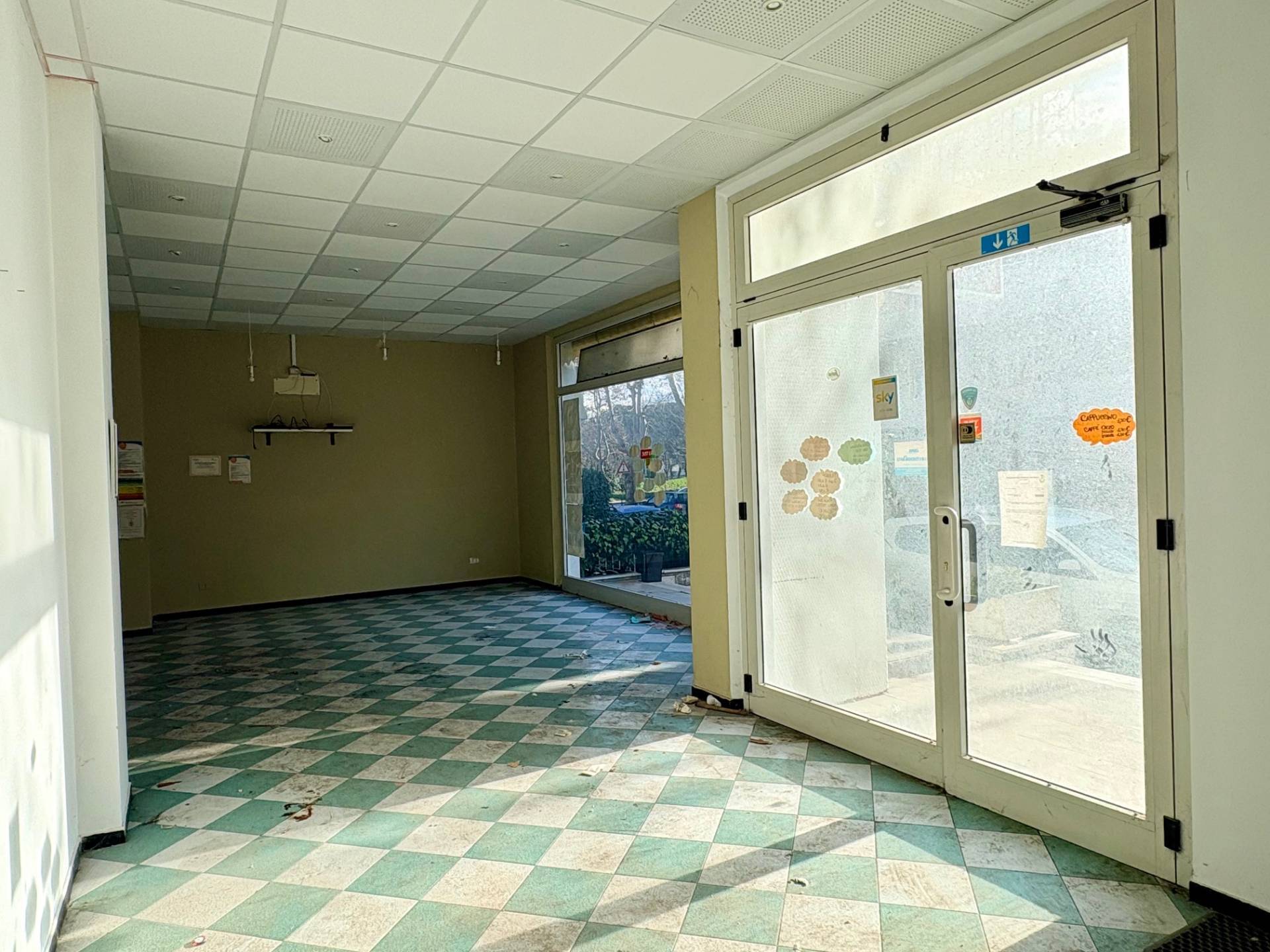 Locale commerciale in vendita a Montemarciano, Marina di Montemarciano