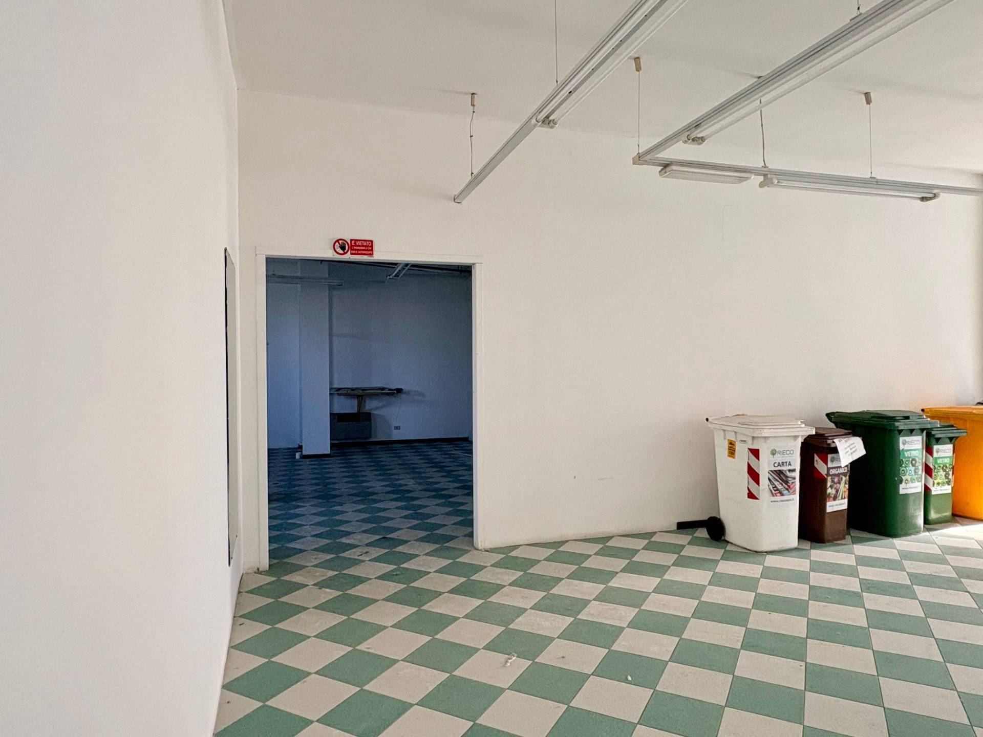 Locale commerciale in vendita a Montemarciano, Marina di Montemarciano