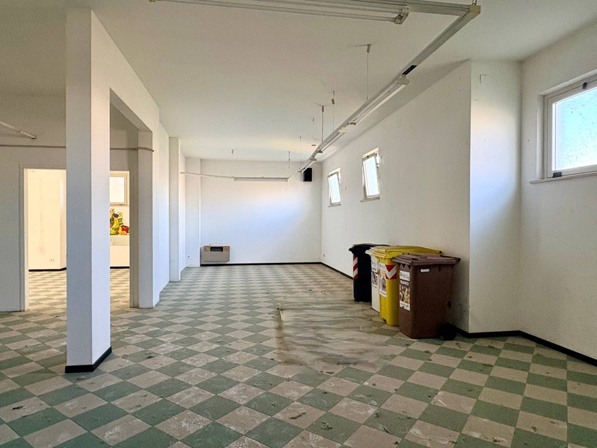 Locale commerciale in vendita a Montemarciano, Marina di Montemarciano