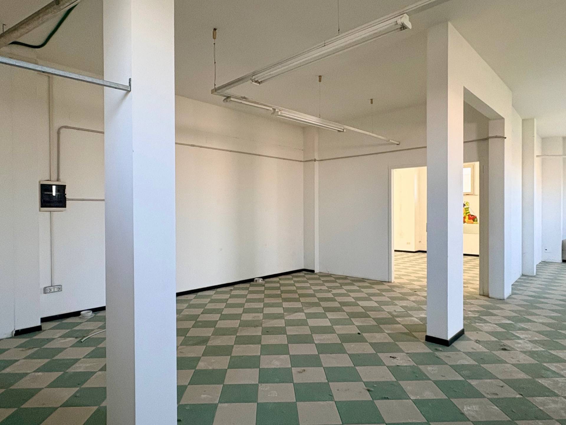 Locale commerciale in vendita a Montemarciano, Marina di Montemarciano