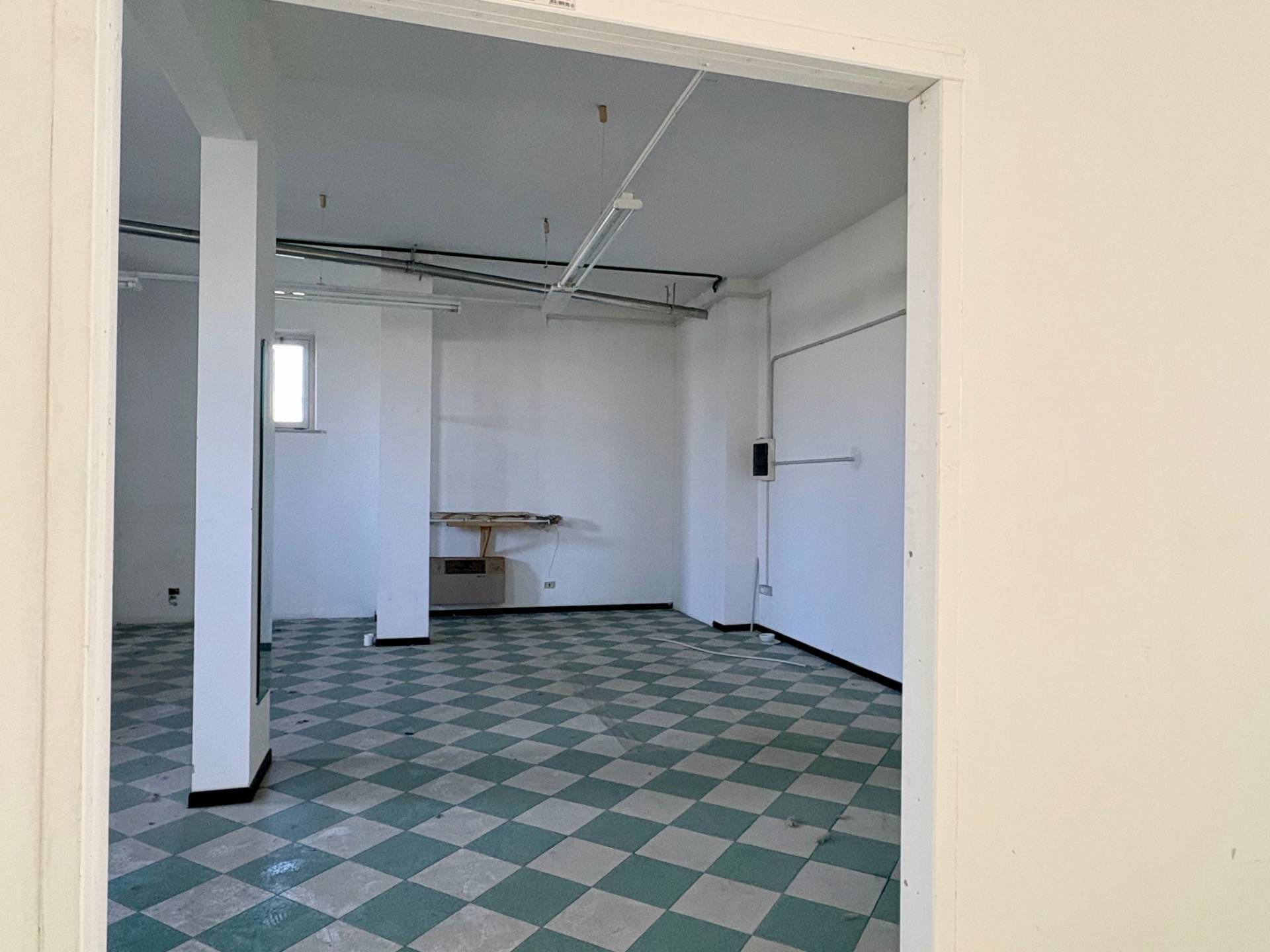 Locale commerciale in vendita a Montemarciano, Marina di Montemarciano