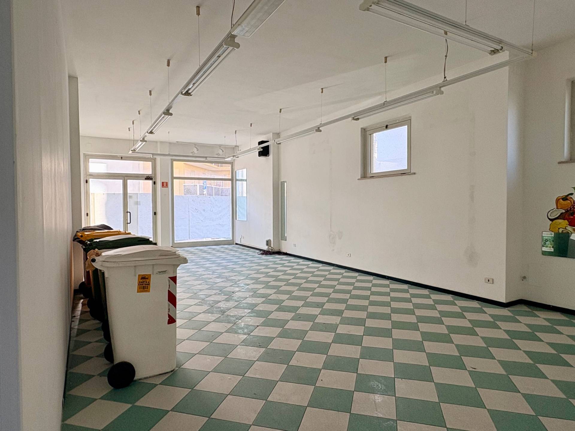 Locale commerciale in vendita a Montemarciano, Marina di Montemarciano