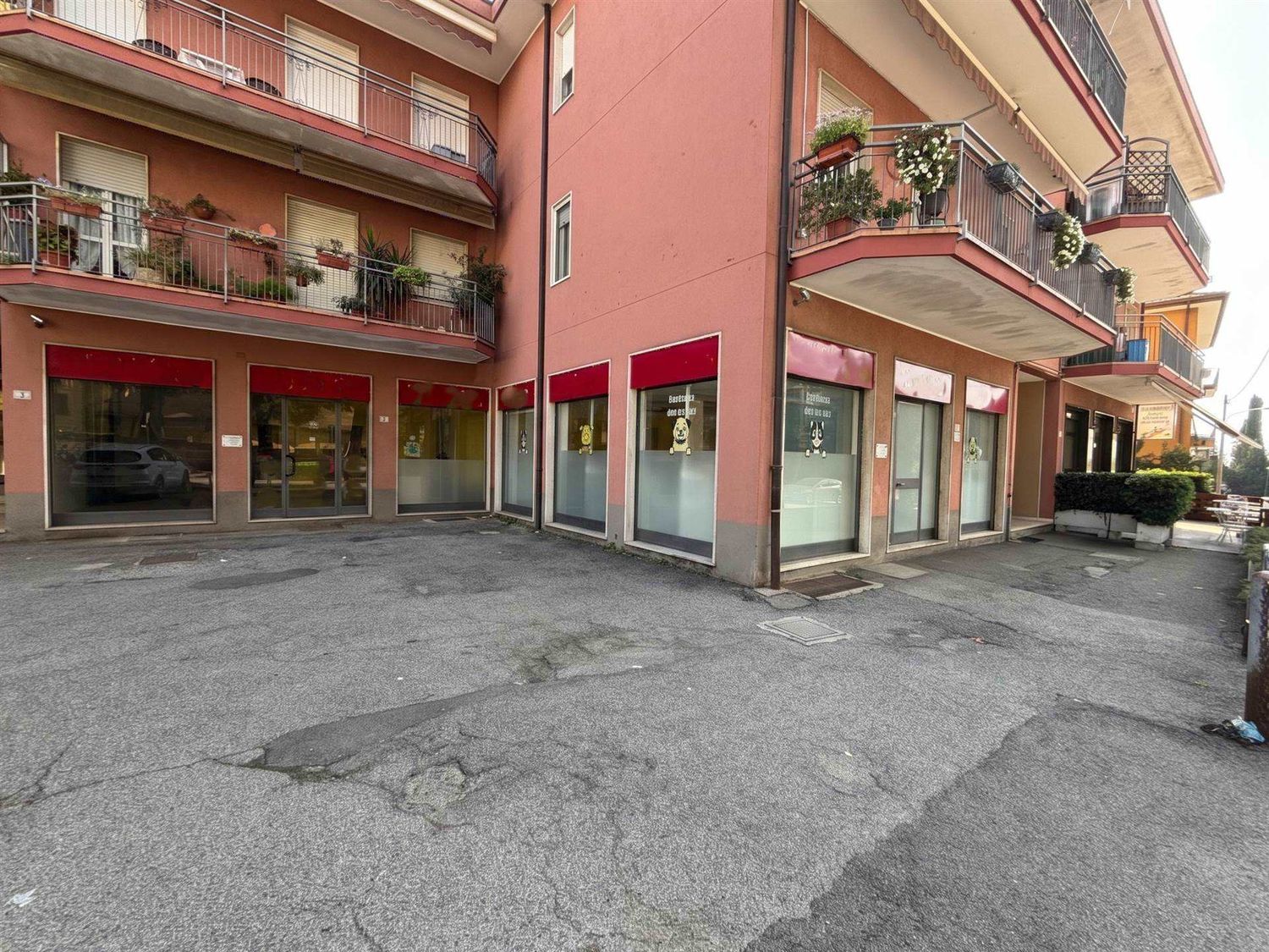 Locale commerciale in affitto in via via foscolo ugo 9, Casatenovo