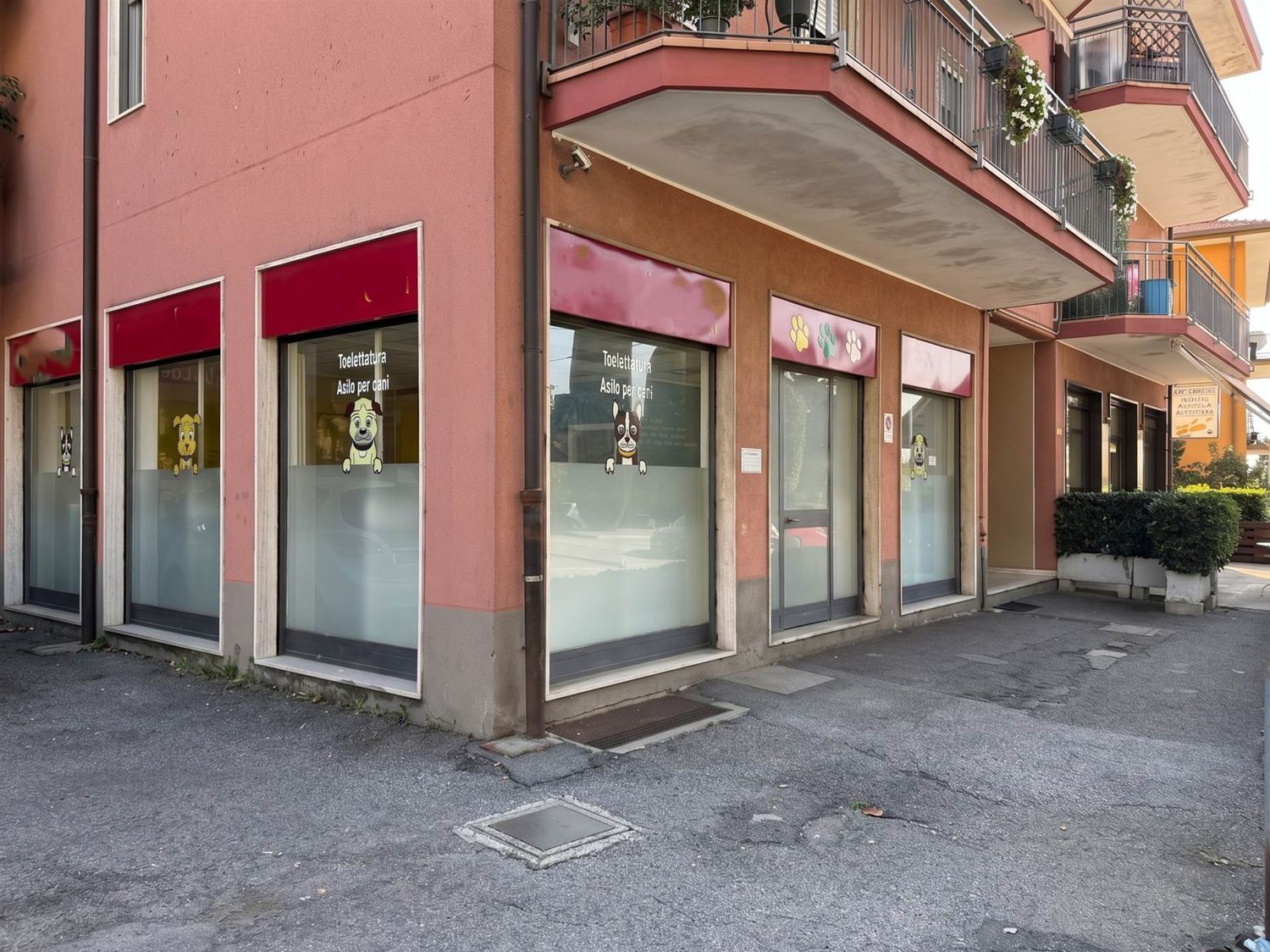 Locale commerciale in affitto in via via foscolo ugo 9, Casatenovo