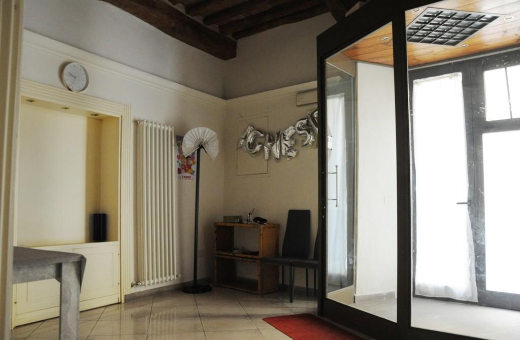 Locale commerciale in vendita a Poggibonsi