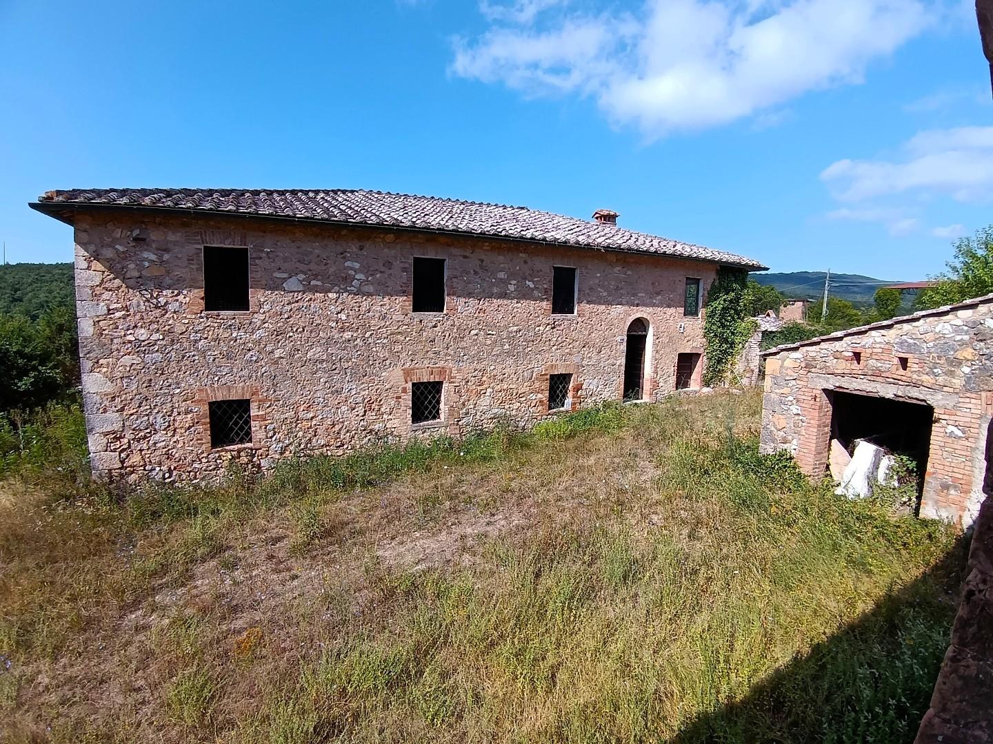 Rustico con giardino a Sovicille