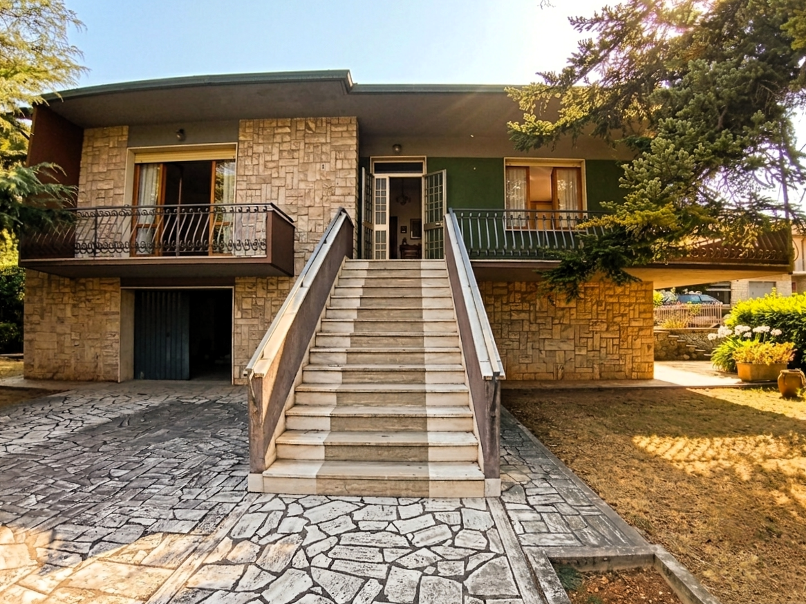 Villa con giardino, Sovicille rosia