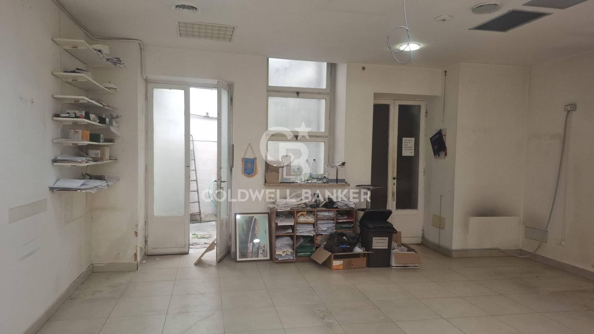 Locale commerciale in vendita a Brindisi, Centro