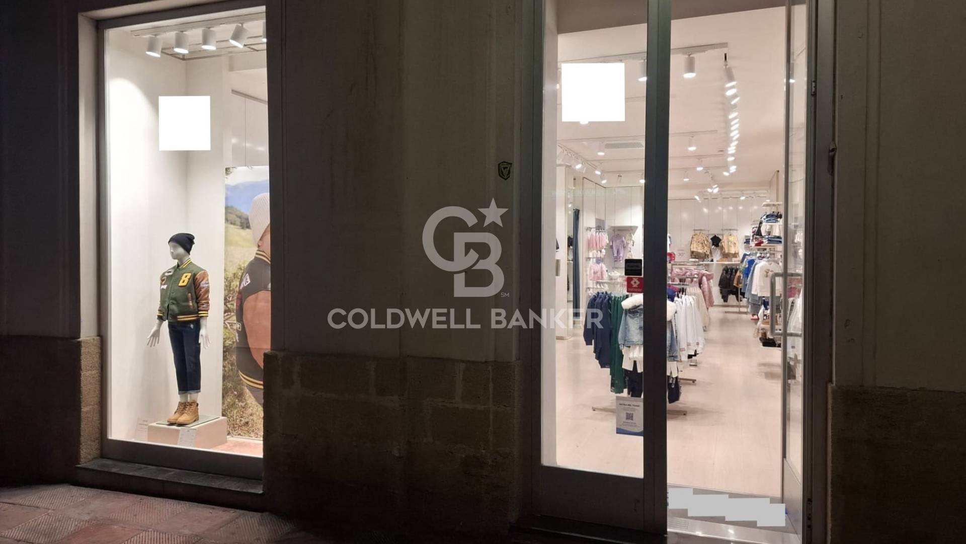 Locale commerciale in affitto a Brindisi, Centro