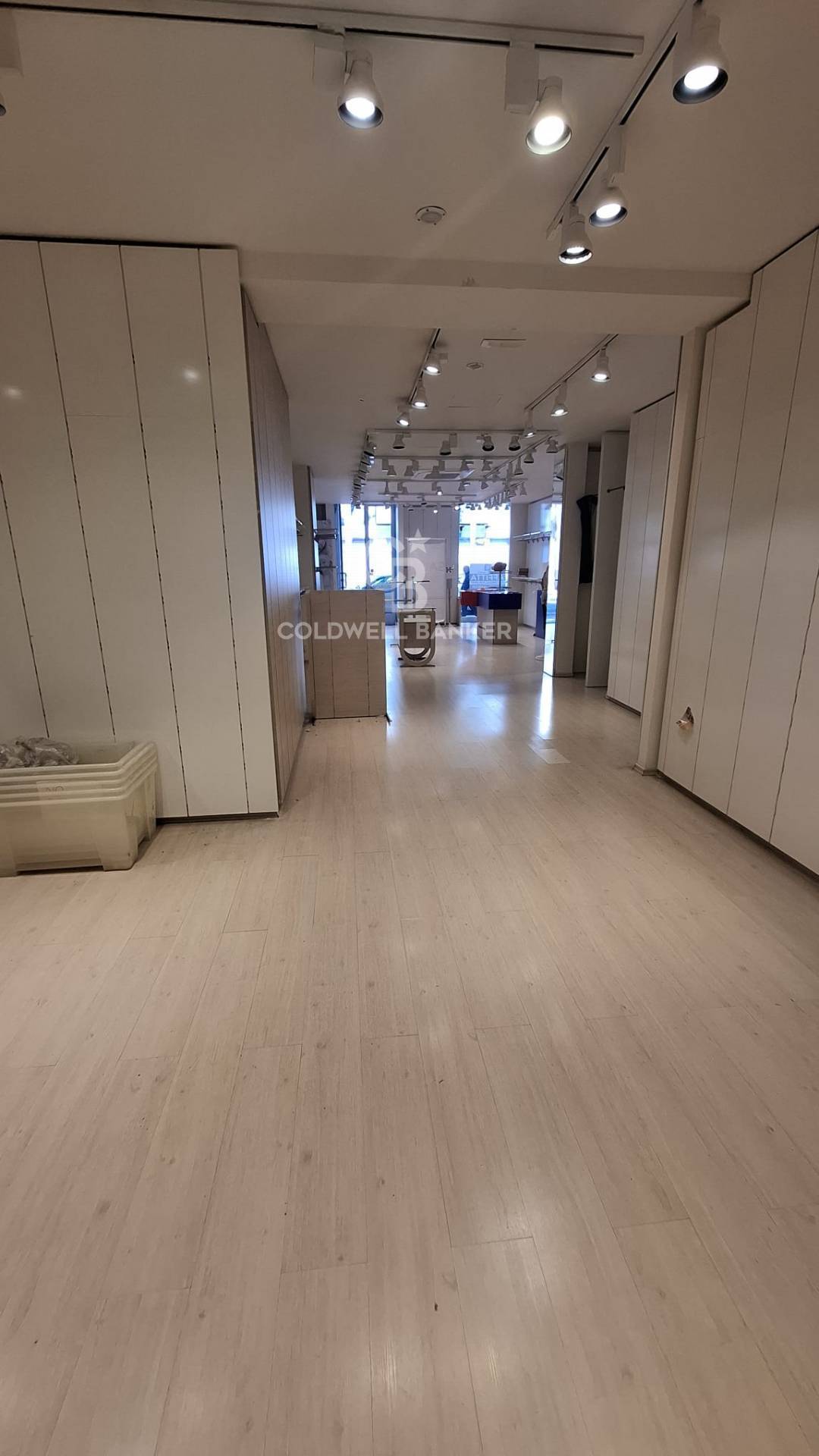 Locale commerciale in affitto a Brindisi, Centro