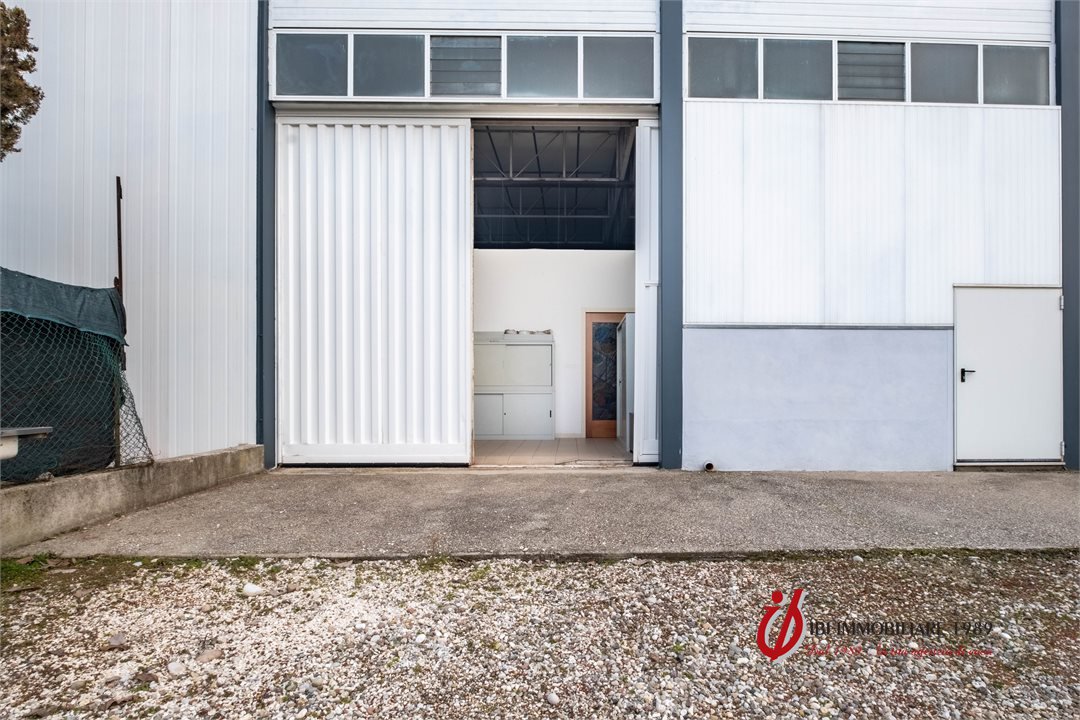 Capannone in vendita a Nogarole Rocca