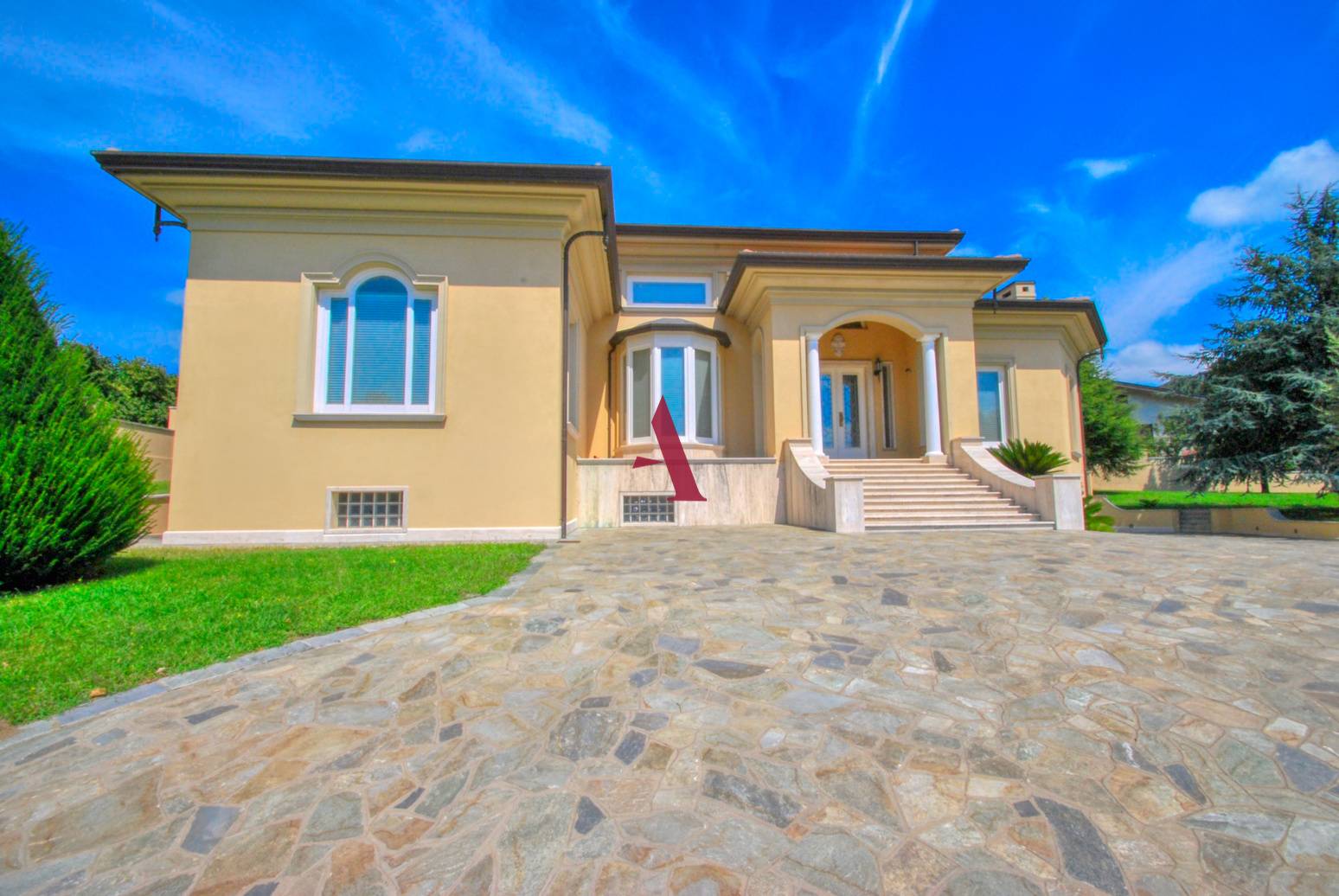 VILLA SINGOLA in vendita a Forino
