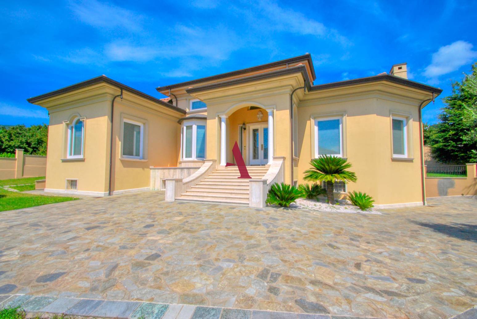 VILLA SINGOLA in vendita a Forino