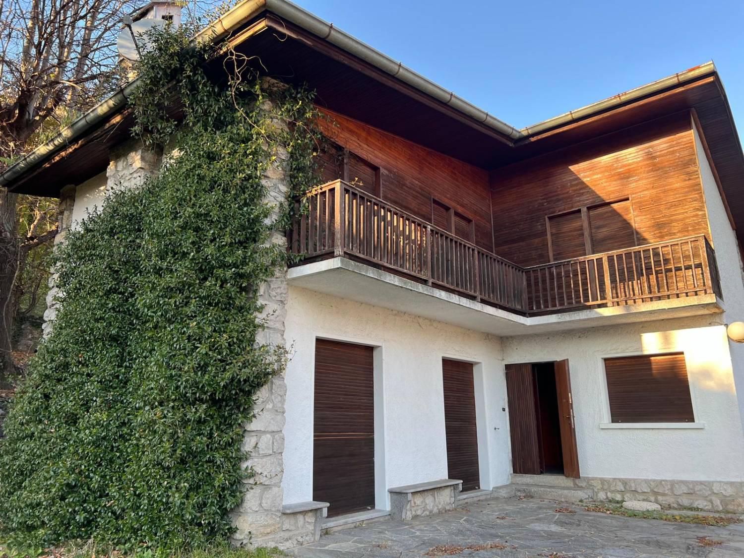 Villa con giardino a Ballabio