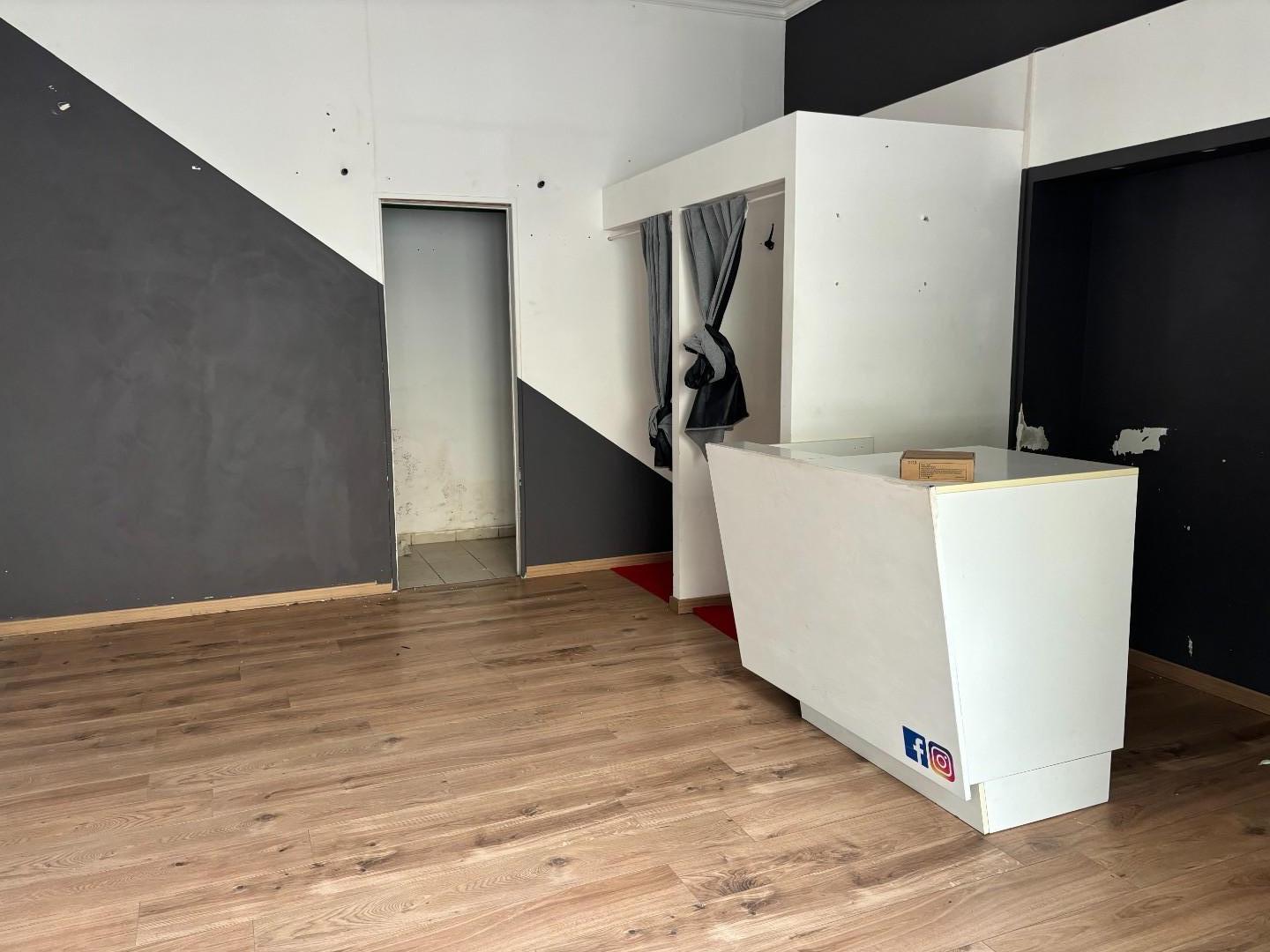 Negozio ristrutturato, Viareggio centro