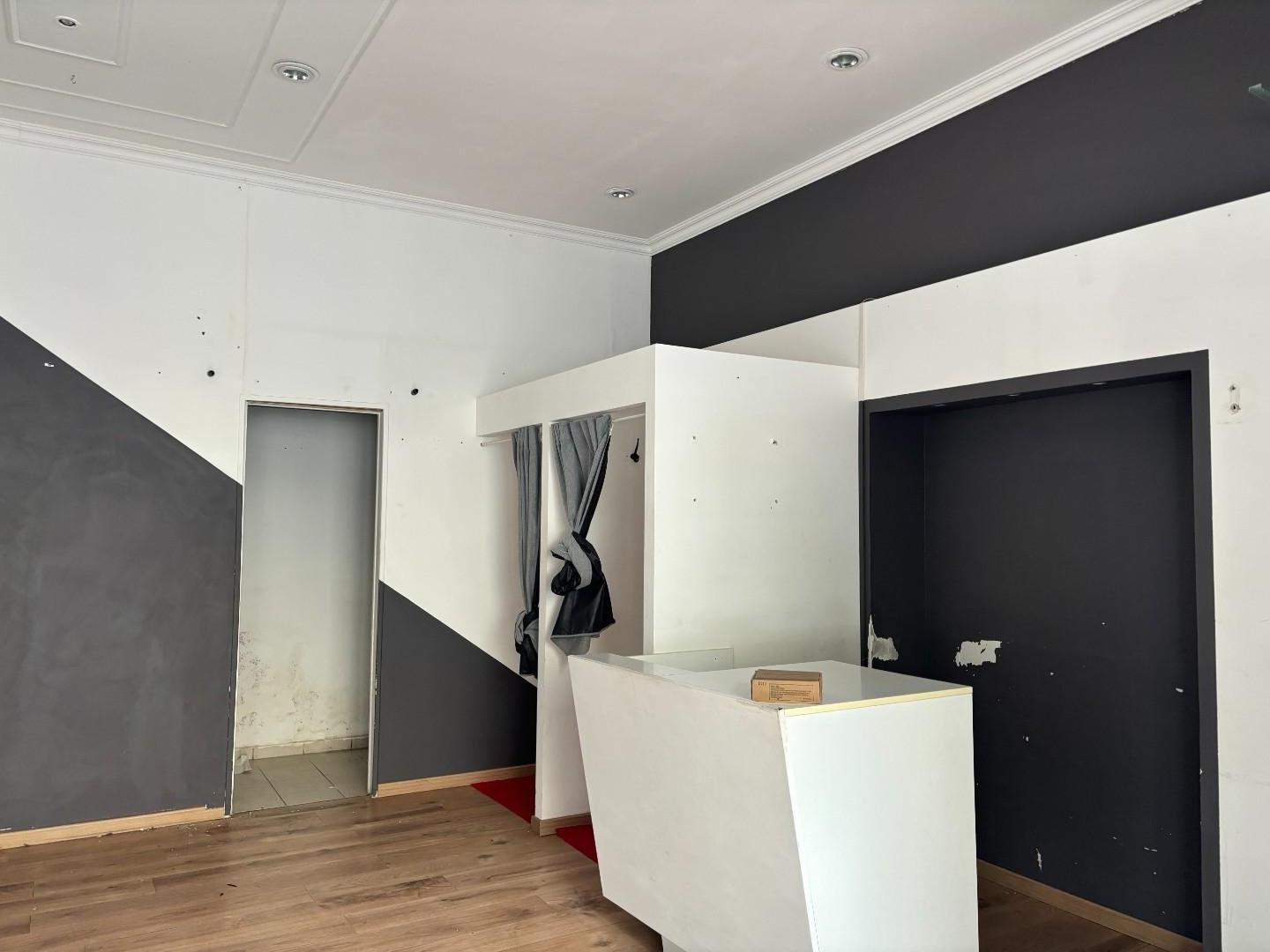 Negozio ristrutturato, Viareggio centro